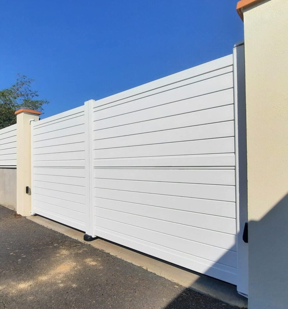 Portail battant alu à Angers avec clôture assortie