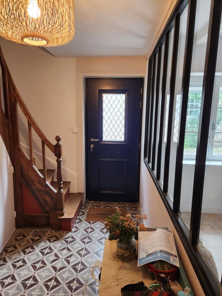 Porte d’entrée aluminium bleue avec vitrage décoratif dans une maison à Angers