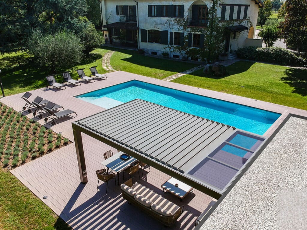 Pergola bioclimatique rétractable avec puits de lumière installée près d'une piscine près d'Angers