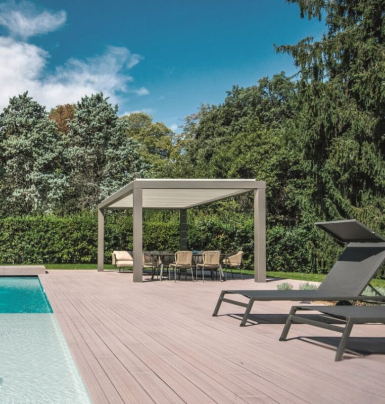 Pergola bioclimatique autoportante en aluminium sur terrasse avec piscine à Ancenis.