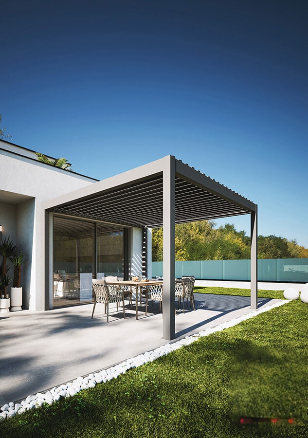 Pergola bioclimatique autoportante adossée à une maison à Montreuil-Juigné, structure aluminium sur terrasse.