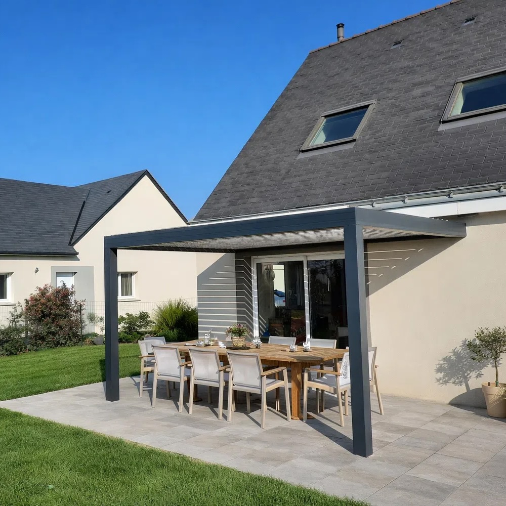 pergola bioclimatique avec des lames orientables, terrasse d'une maison près d'angers