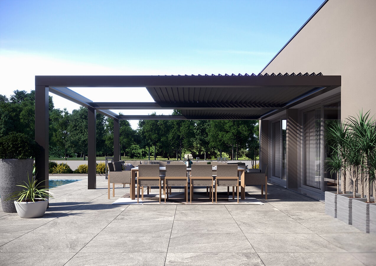 Double pergola bioclimatique rétractable en bord de piscine à Beaucouzé, avec un design moderne et fonctionnel.