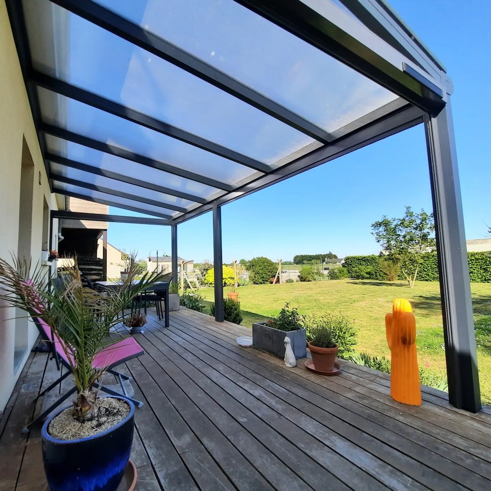 pergola angers avec toiture fixe en polycarbonate anti UV terrasse en bois