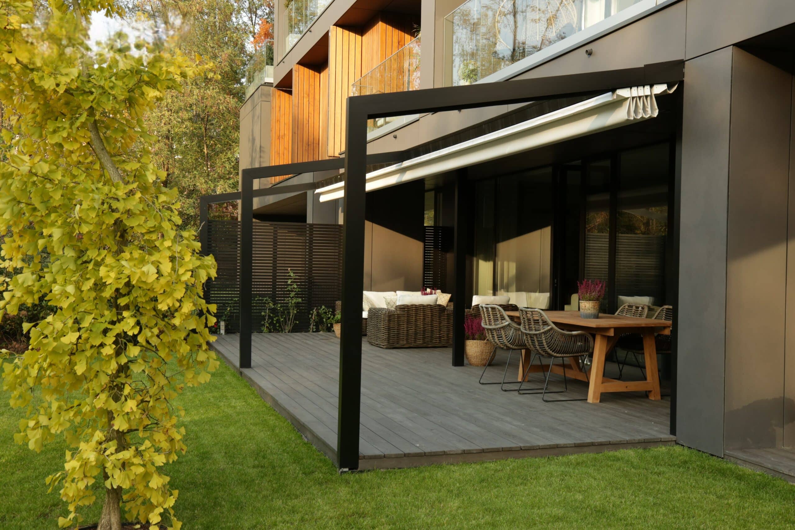 Pergola moderne à toile rétractable sur terrasse en bois à Beaucouzé.