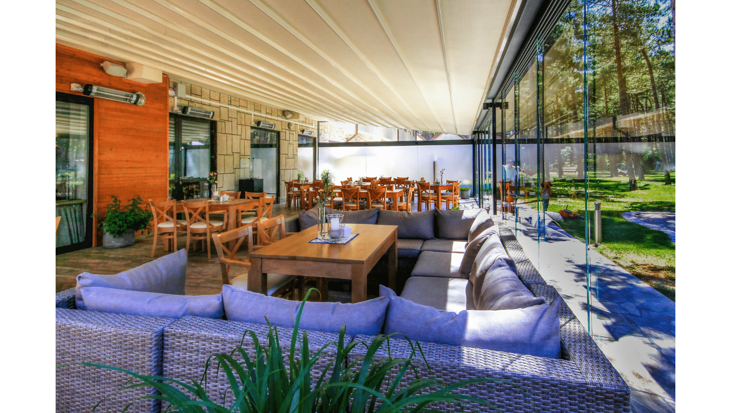 Pergola à toile étanche pour restaurant ou hôtel dans le Maine et Loire