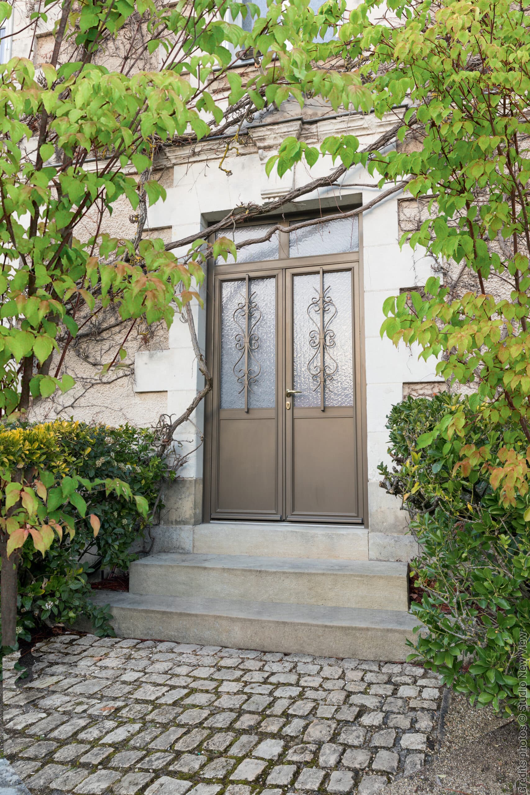 Porte d'entrée classique en aluminium avec imposte à Bouchemaine