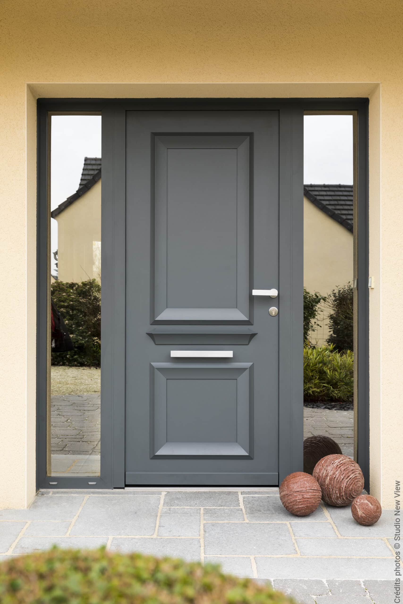 Porte d'entrée aluminium moderne avec vitrages à Cantenay-Épinard