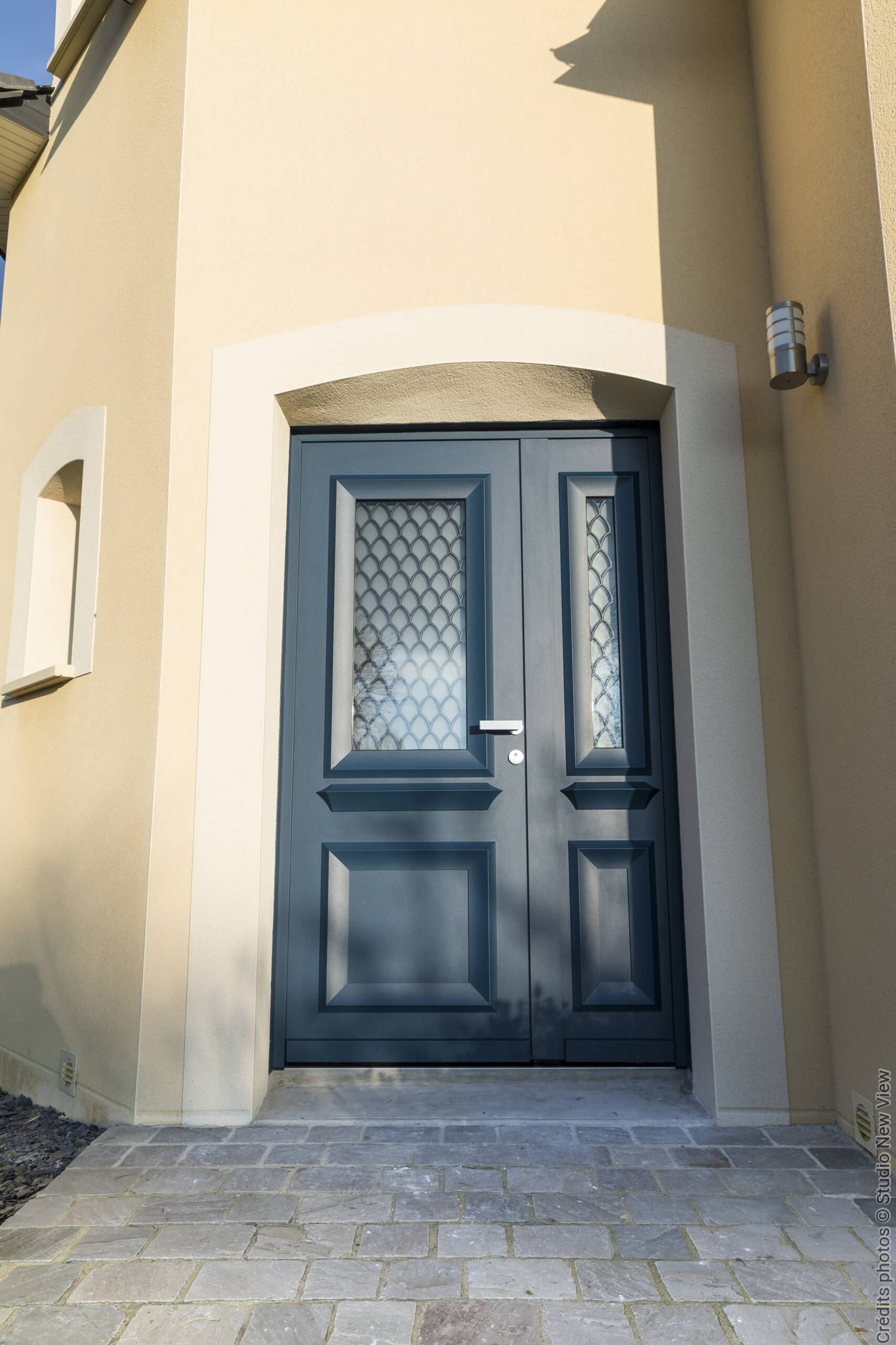 Porte d'entrée aluminium tierce vitrée à Saint-Clément-de-la-Place.