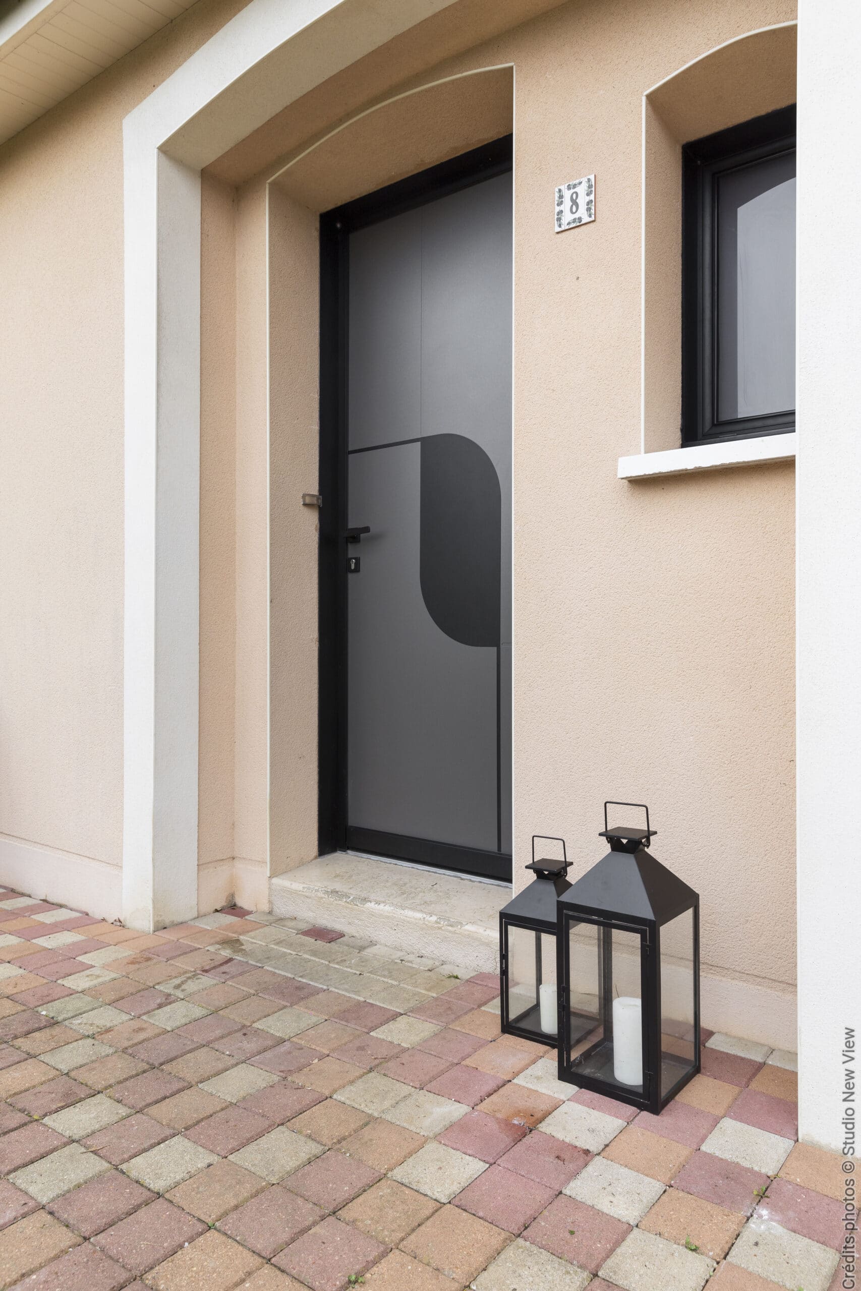 Porte d'entrée moderne en aluminium à Saint-Martin-du-Fouilloux.