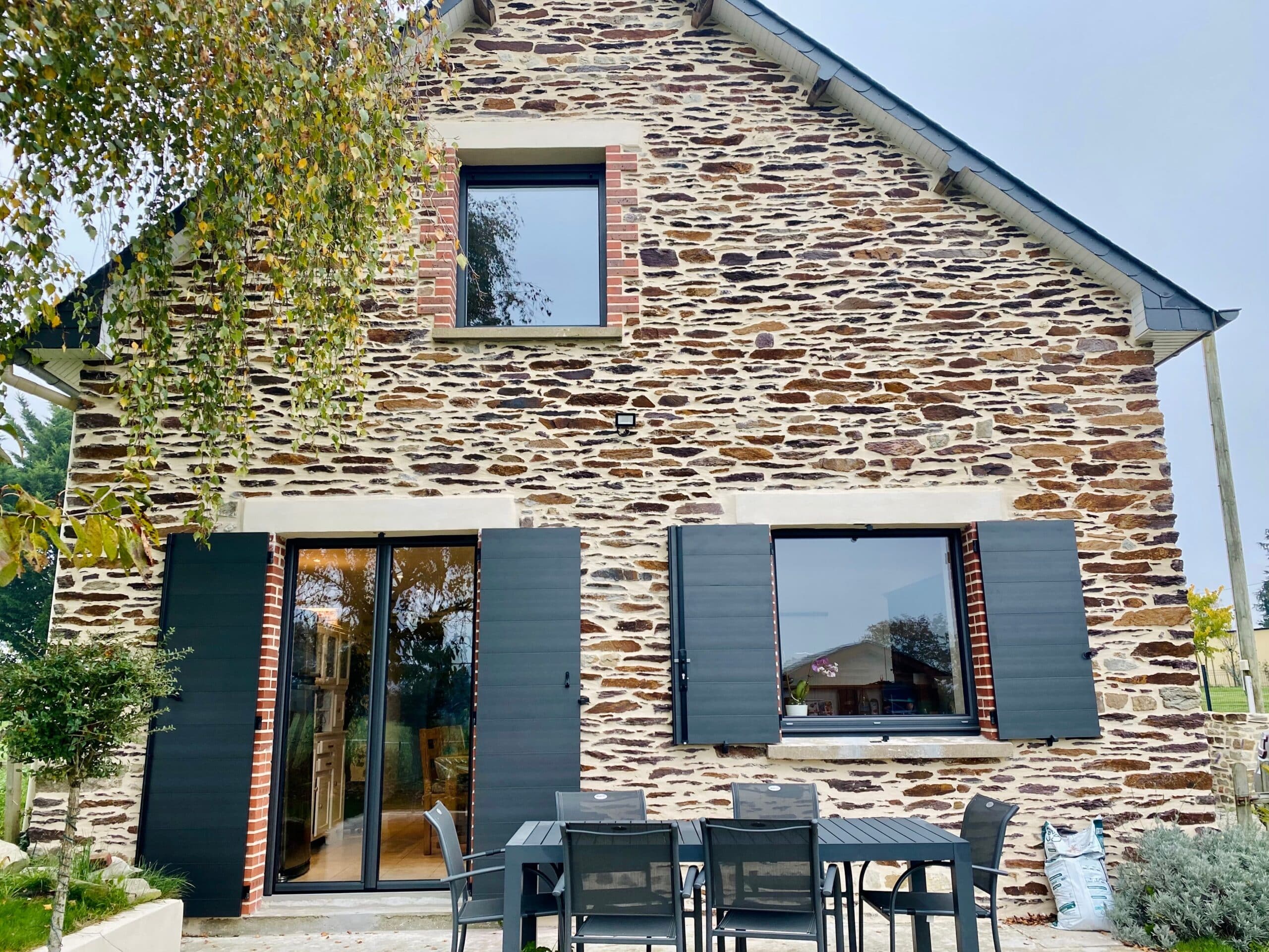 Volets en aluminium gris anthracite sur une façade en pierre, installés à Segré.