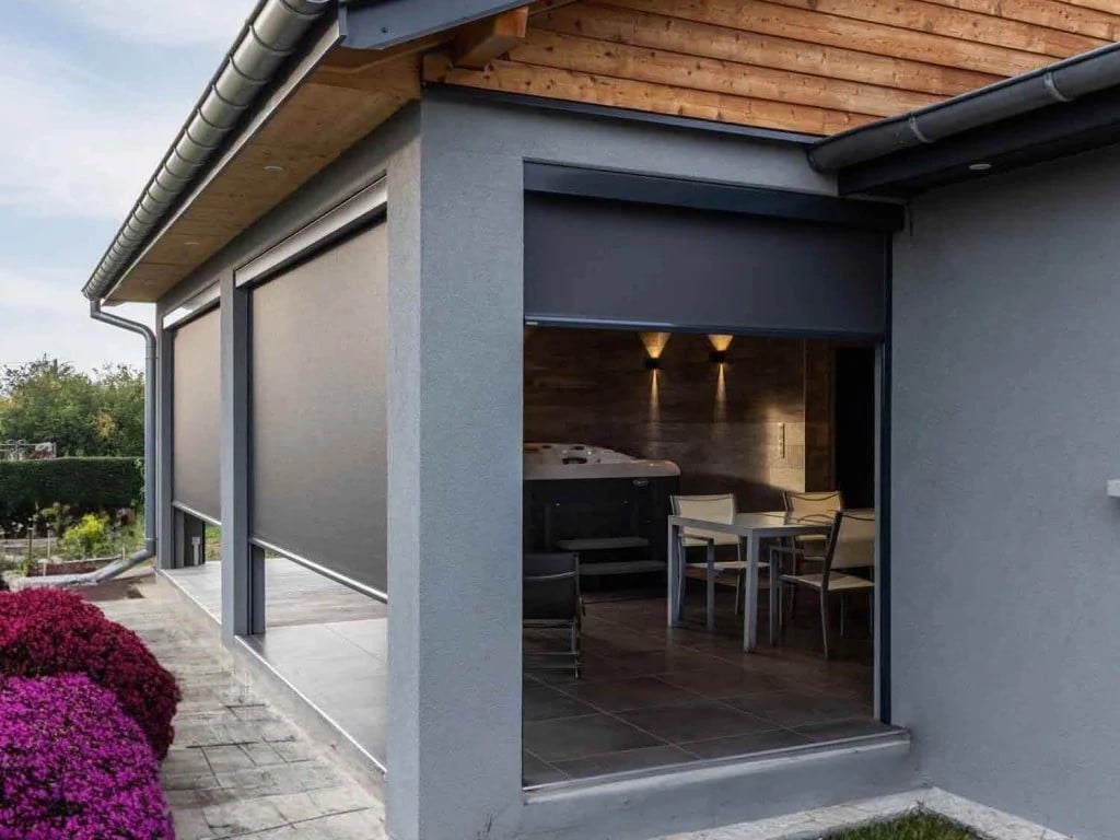 Stores screens installés sur une terrasse couverte à Saint-Lambert-la-Potherie, protection solaire et thermique pour une extension.