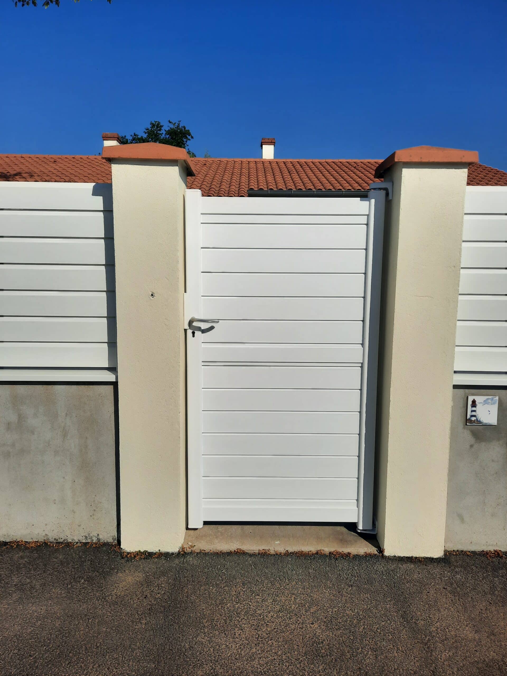 Portillon aluminium blanc assorti au portail à Lys-Haut-Layon.
