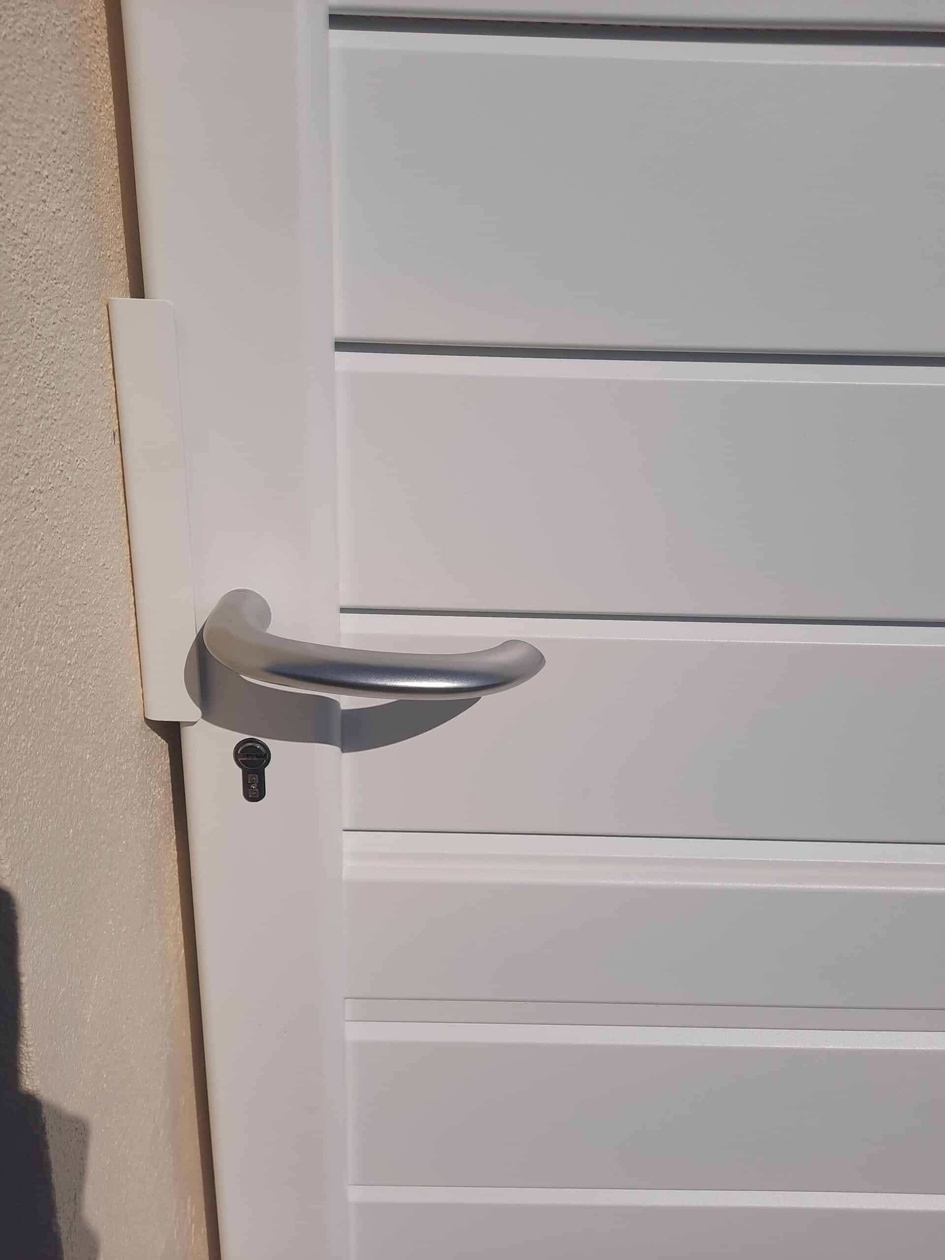 Poignée et serrure de portillon aluminium blanc.