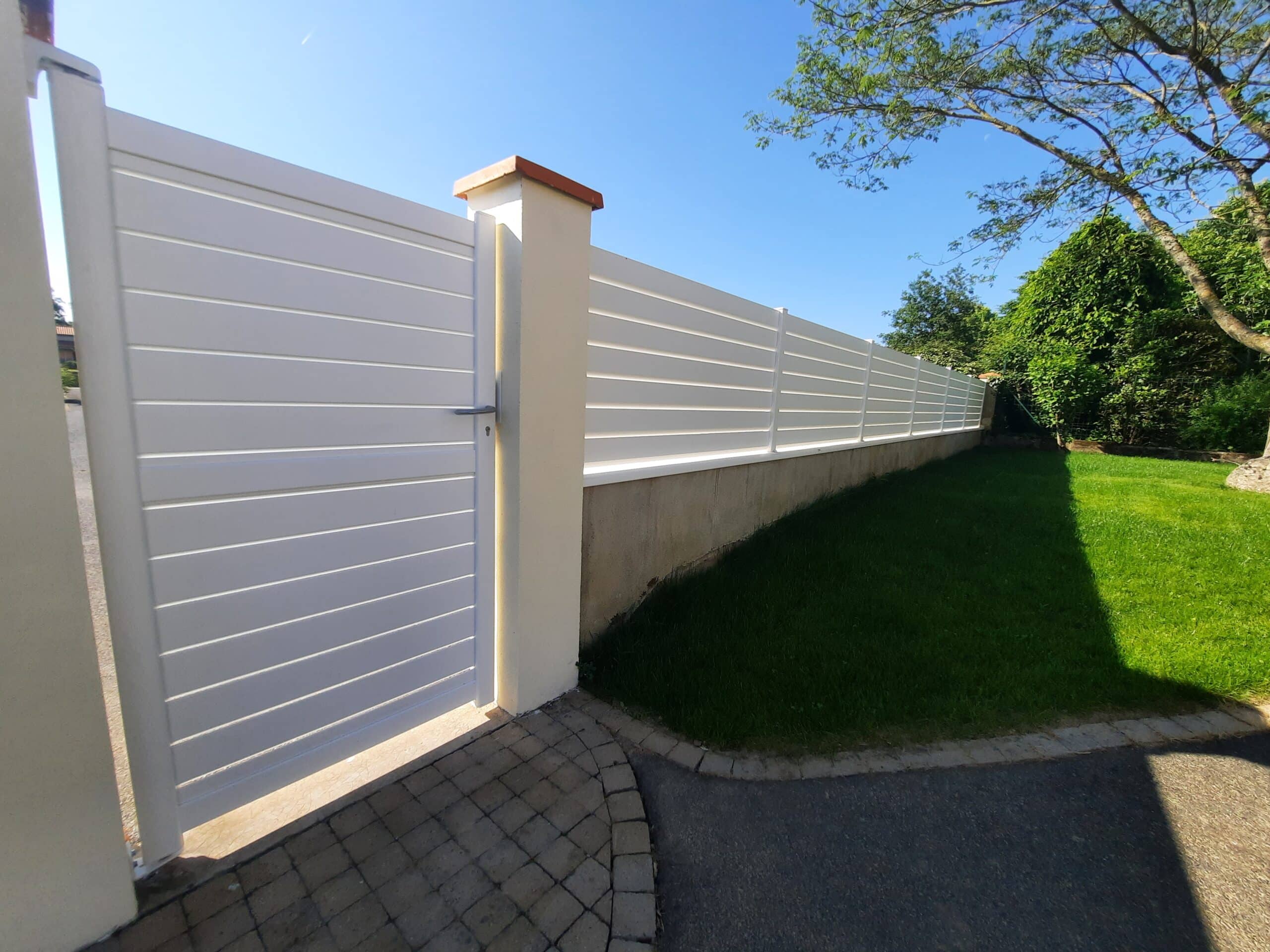 Portillon aluminium blanc donnant sur jardin à Lys-Haut-Layon.