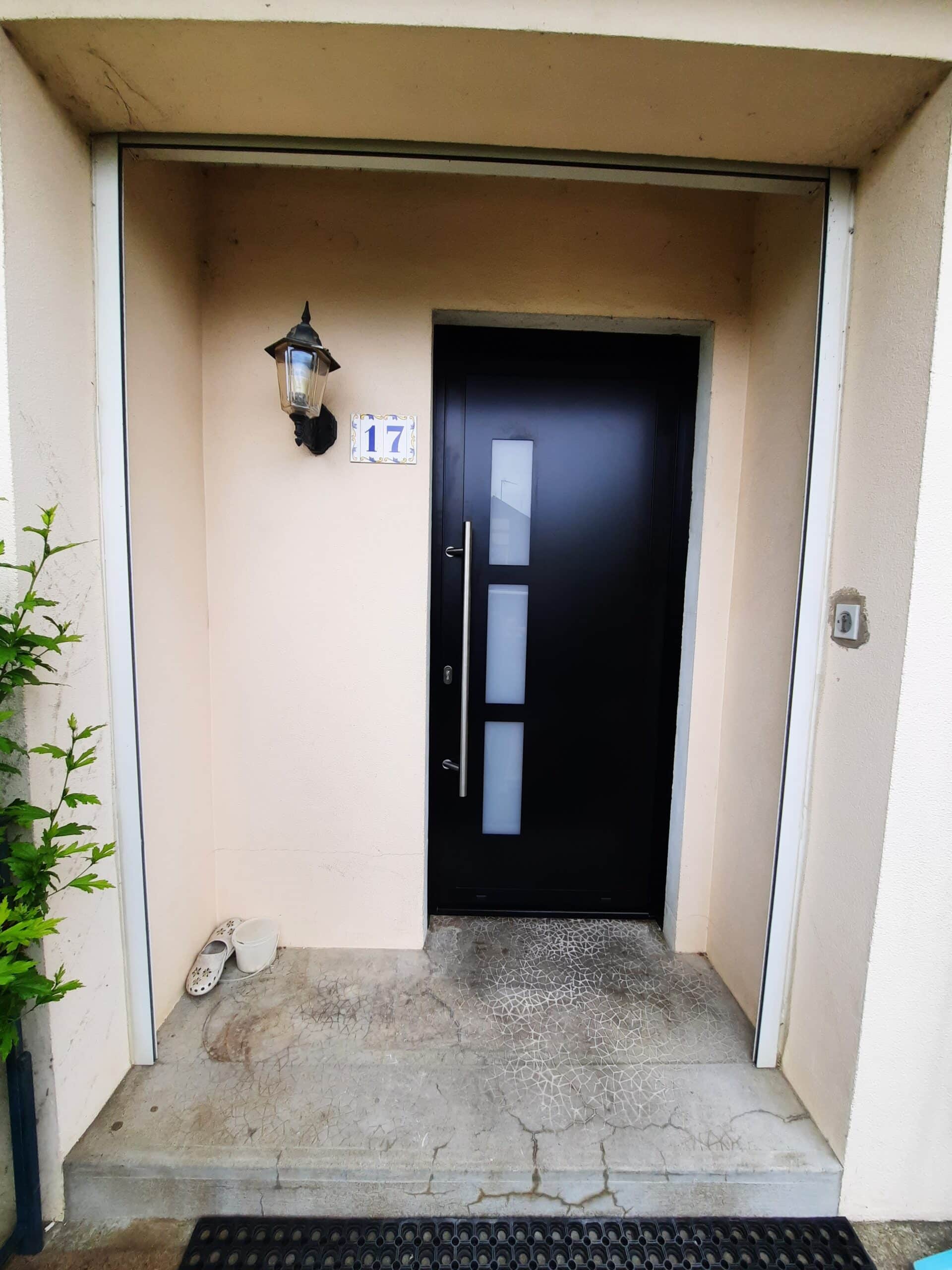 Porte d’entrée aluminium noire moderne vue de l’extérieur