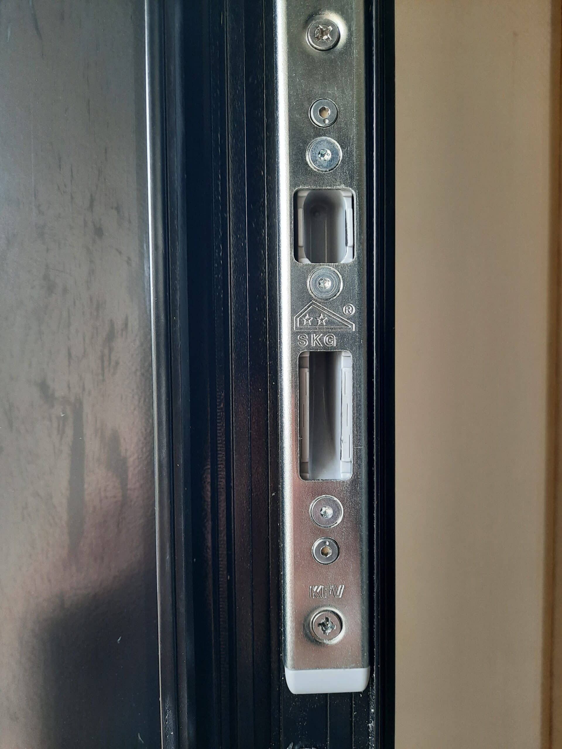 Détail de la serrure multipoints d’une porte aluminium