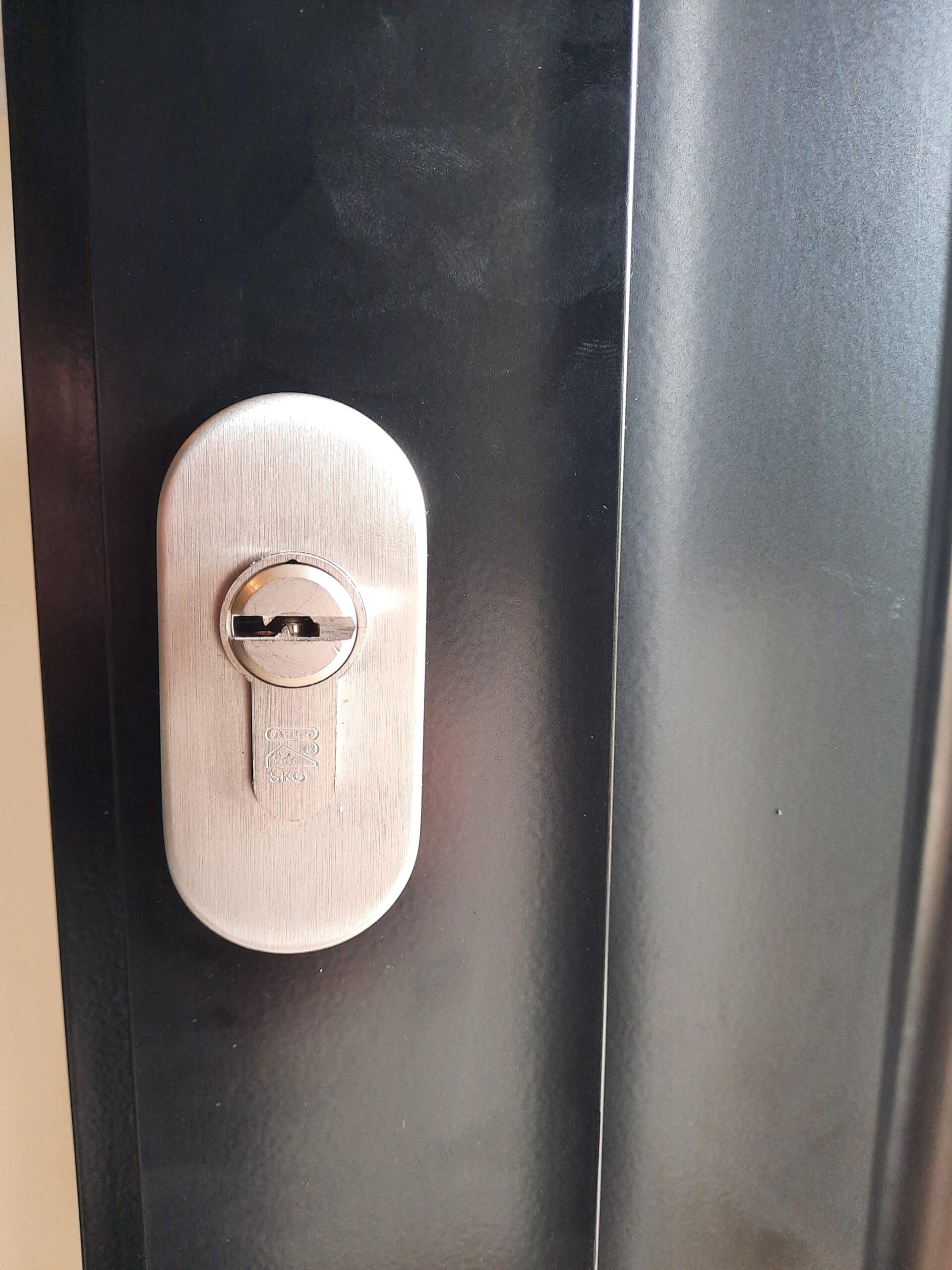 Serrure de porte d’entrée aluminium avec barillet sécurisé SKG**