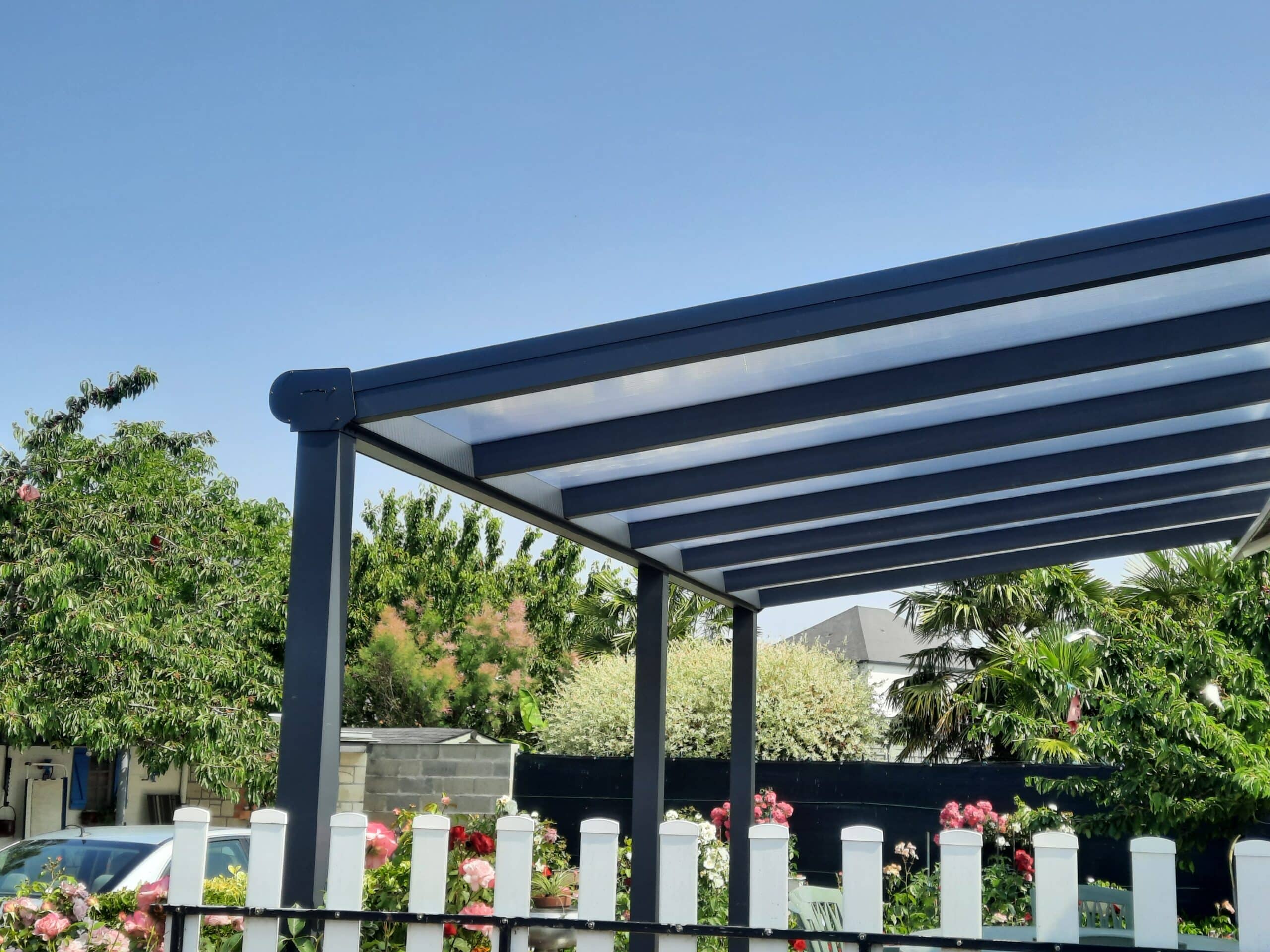 Toiture translucide en polycarbonate sur pergola aluminium à Saumur.