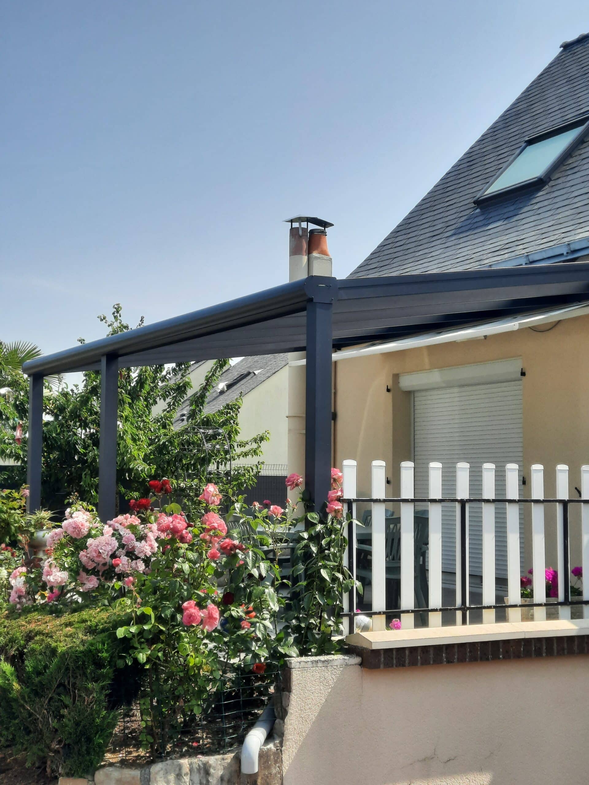 Détail d’un chéneau arrondi sur pergola aluminium à Saumur.