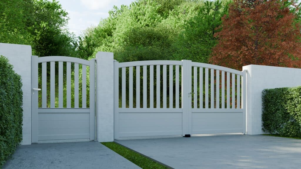Portail aluminium blanc avec portillon assorti installé près d’Angers.