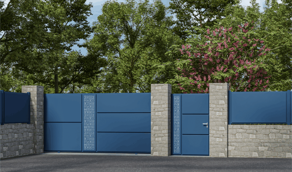 Portail aluminium coulissant bleu avec portillon et clôture assortis installés à Angers