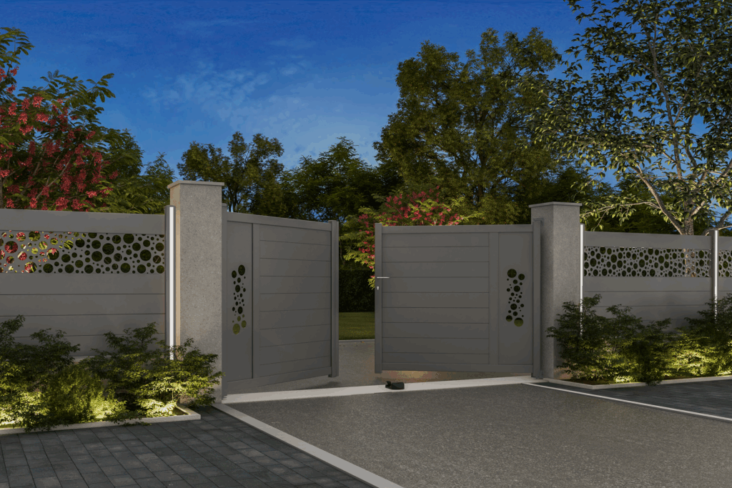 Portail aluminium battant ajouré gris clair avec motifs décoratifs installé à Angers