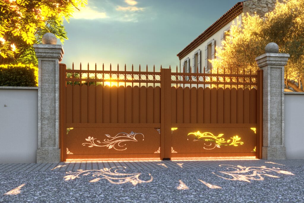 Portail battant rouge à Angers avec découpes décoratives bas de panneau installé à Angers