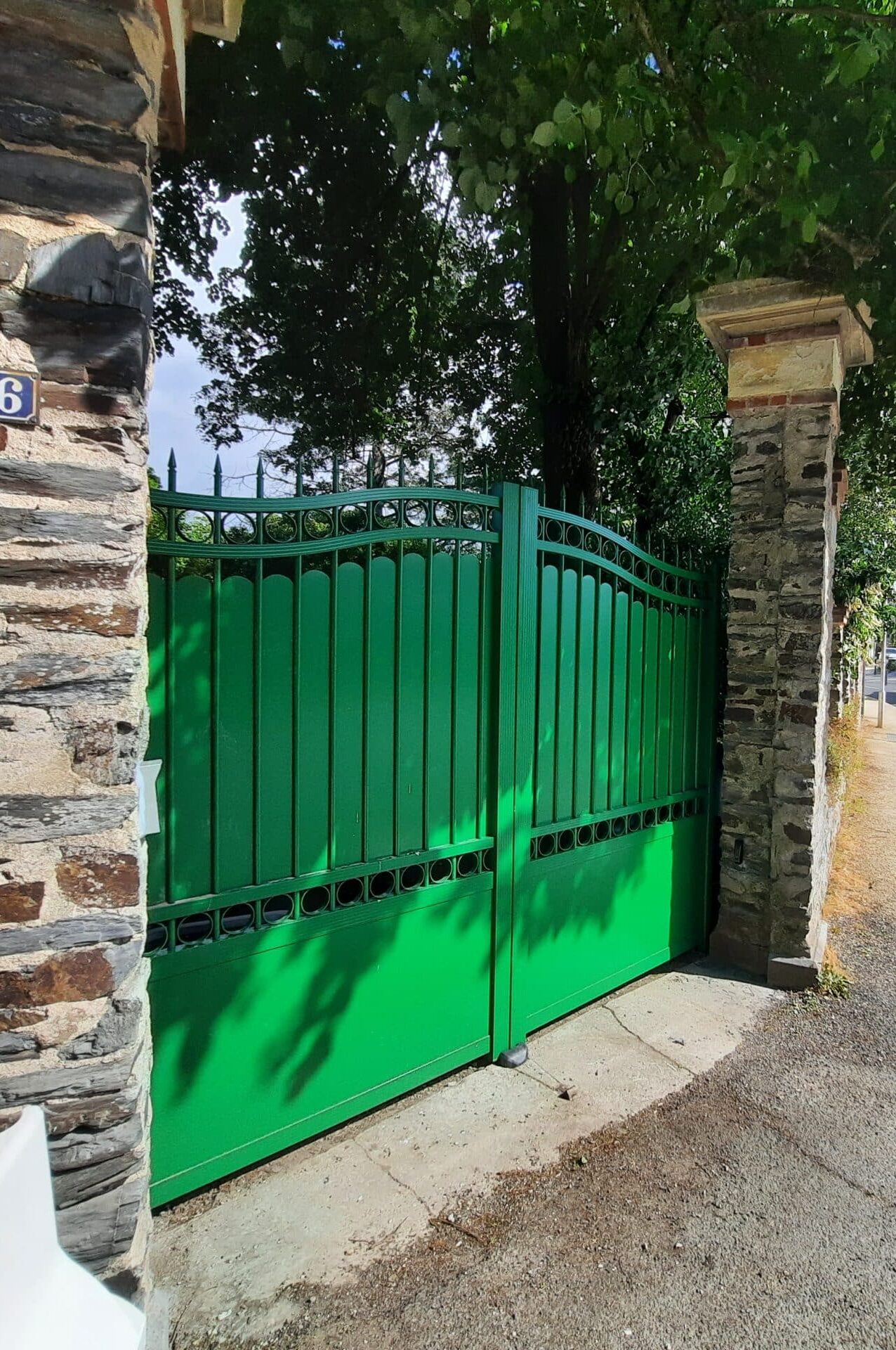 Portail aluminium battant motorisé fermé à Murs-Érigné, installé par Épure Ouverture.