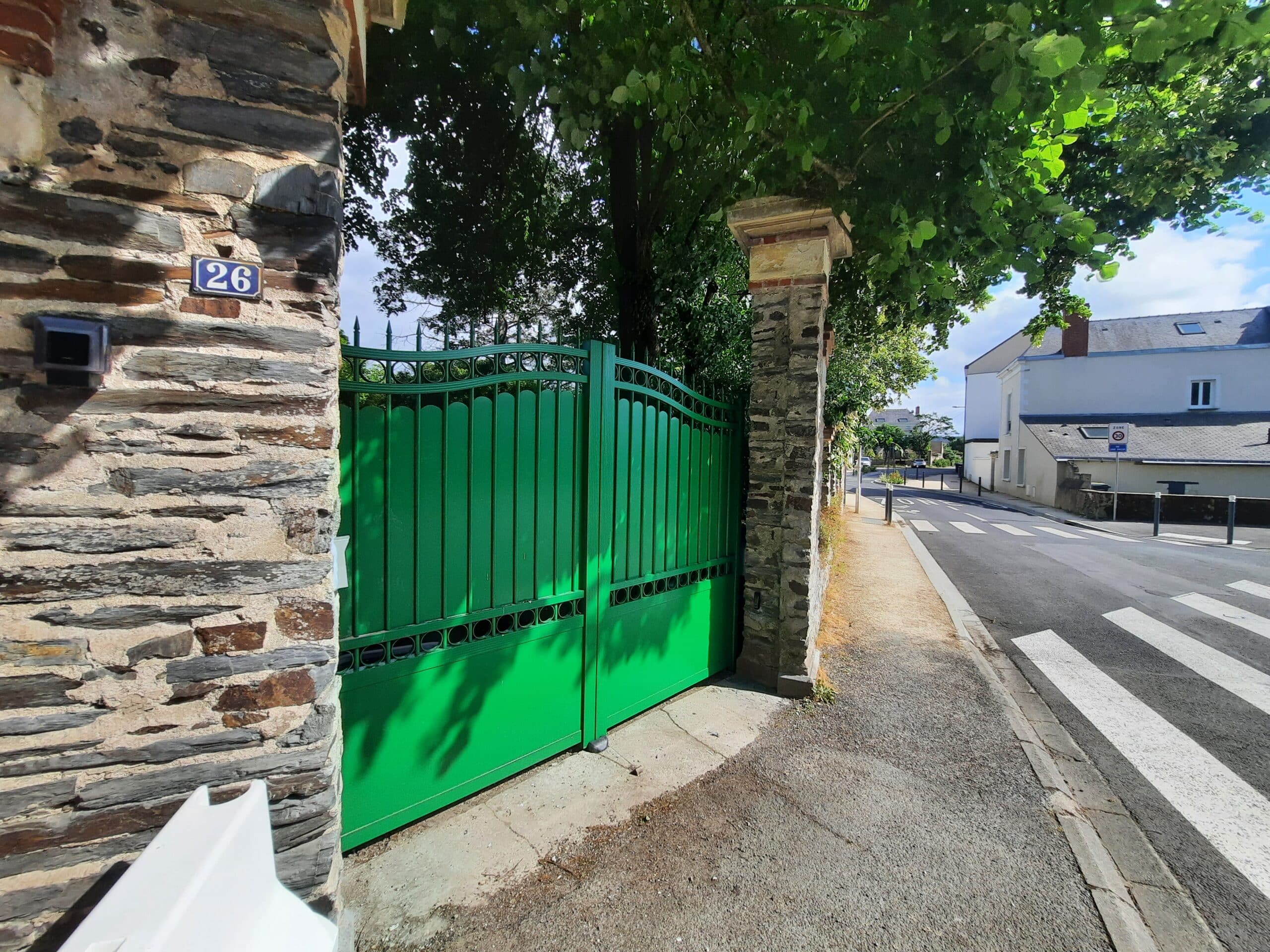Portail aluminium battant motorisé fermé à Murs-Érigné, installé par Épure Ouverture.