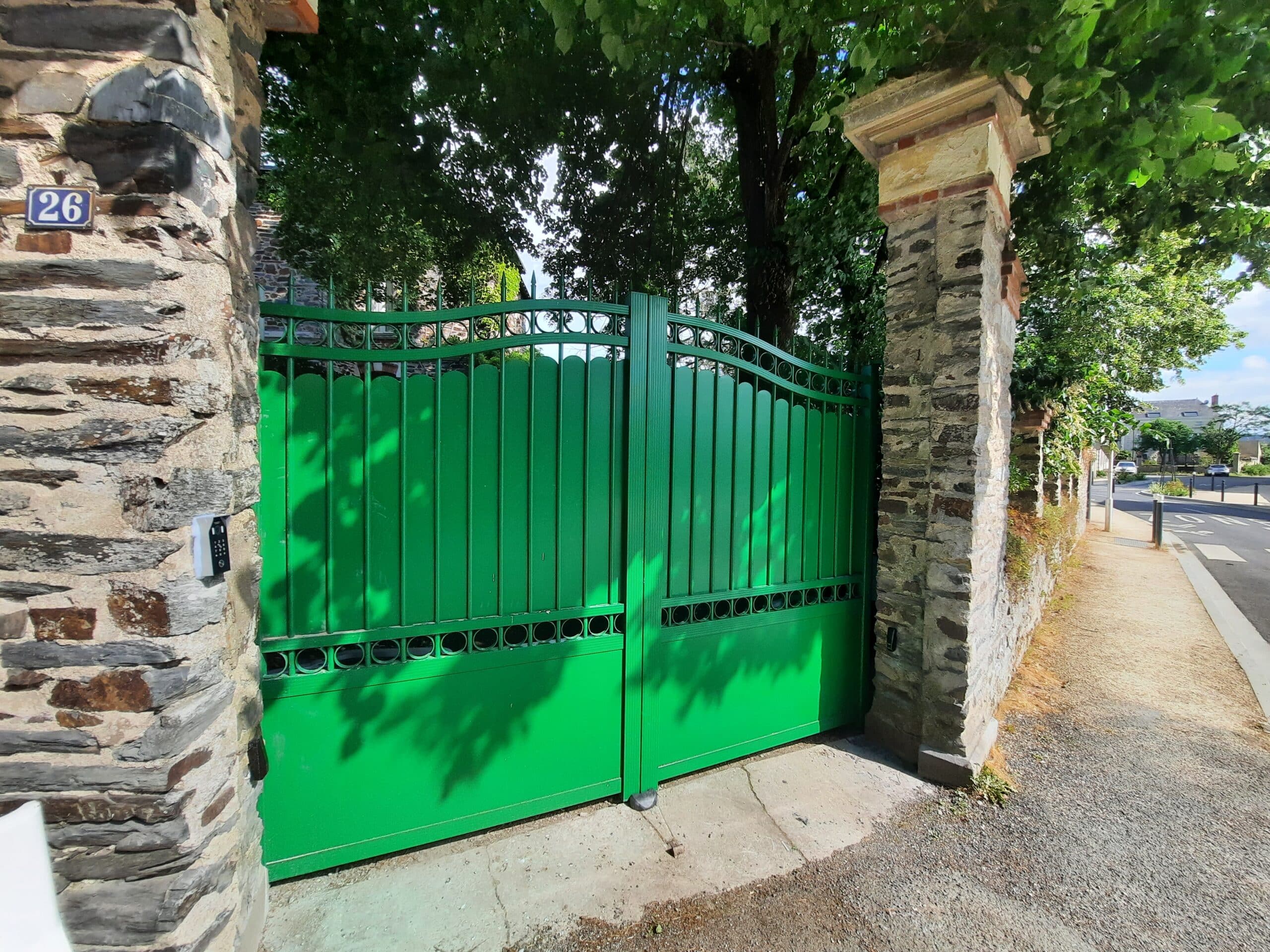 Portail en aluminium vert cintré installé à Murs-Érigné avec motorisation.