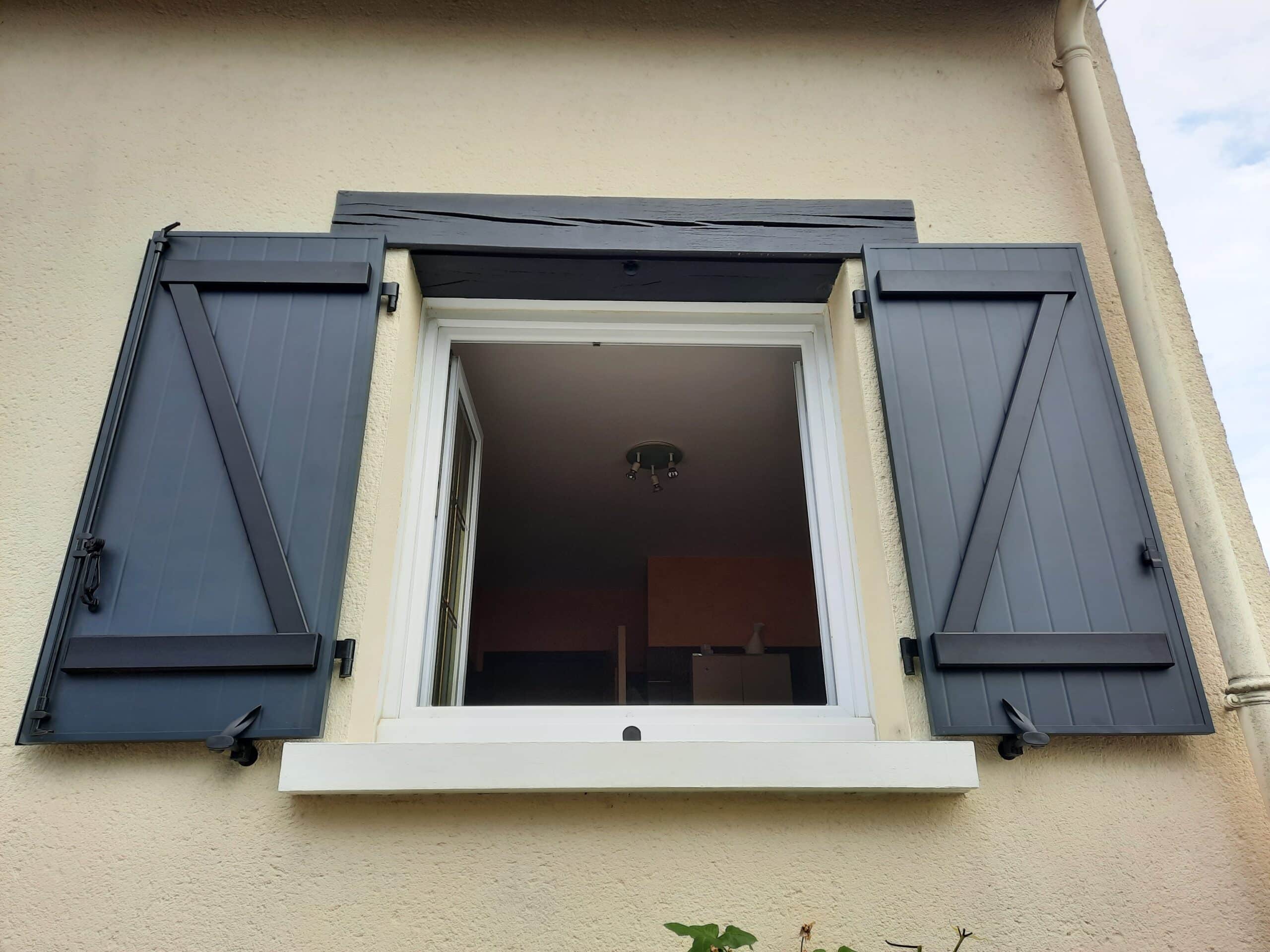 Volets battants aluminium gris sur fenêtre double vantail à Angers