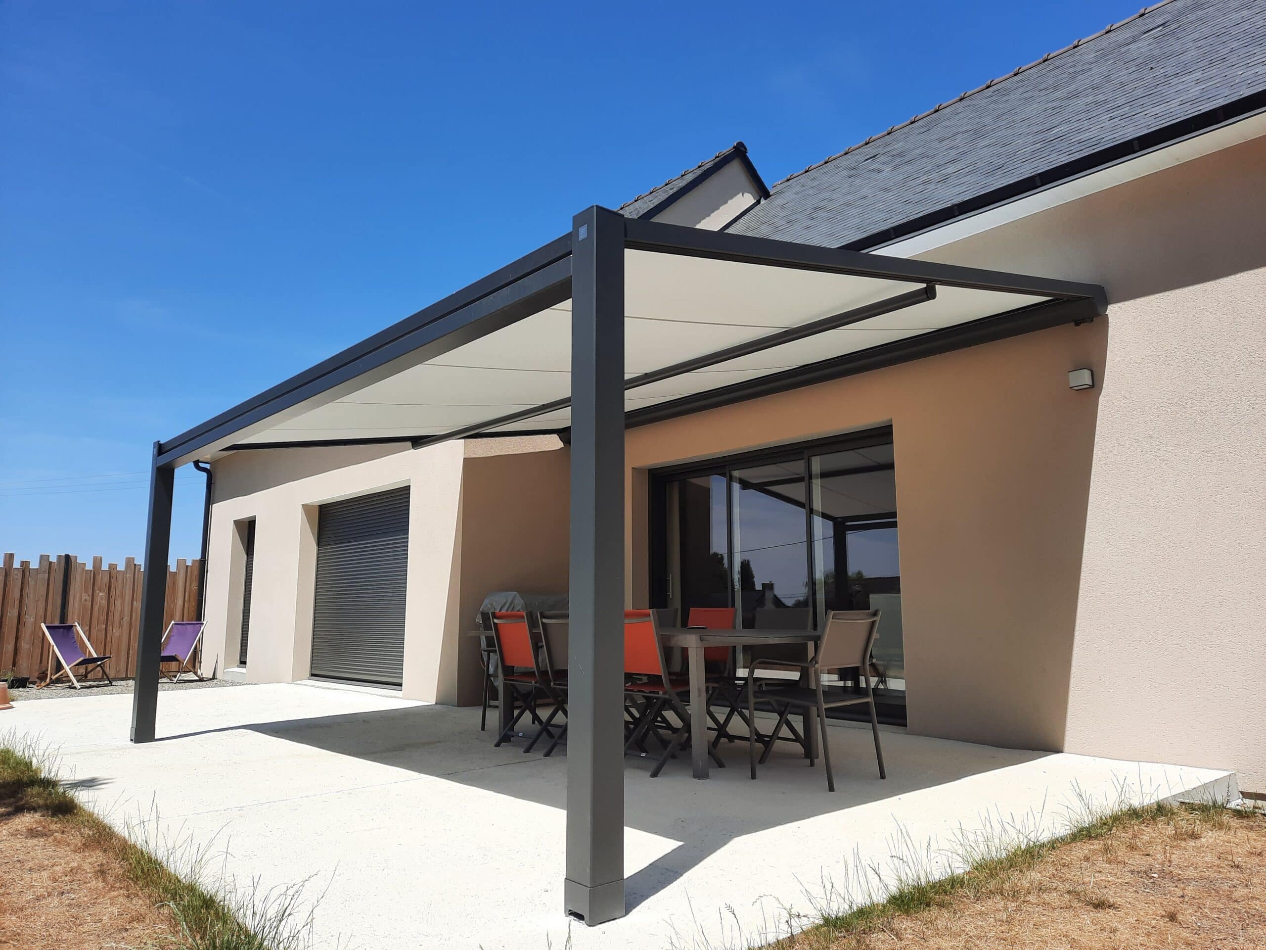 Toile tendue sur pergola à Brissac Quincé
