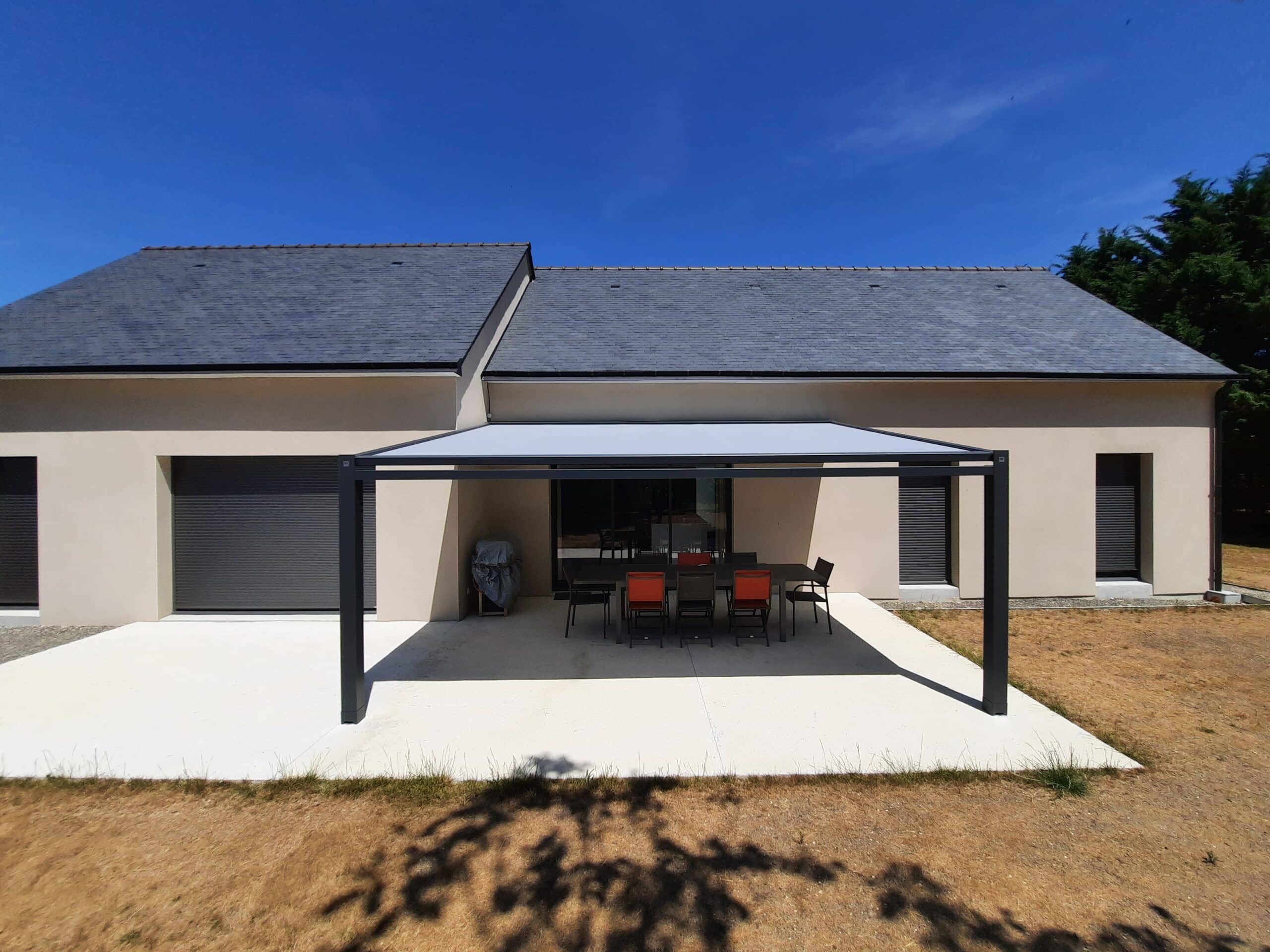 Pergola à toile enroulable sur terrasse plein Sud à Brissac Quincé