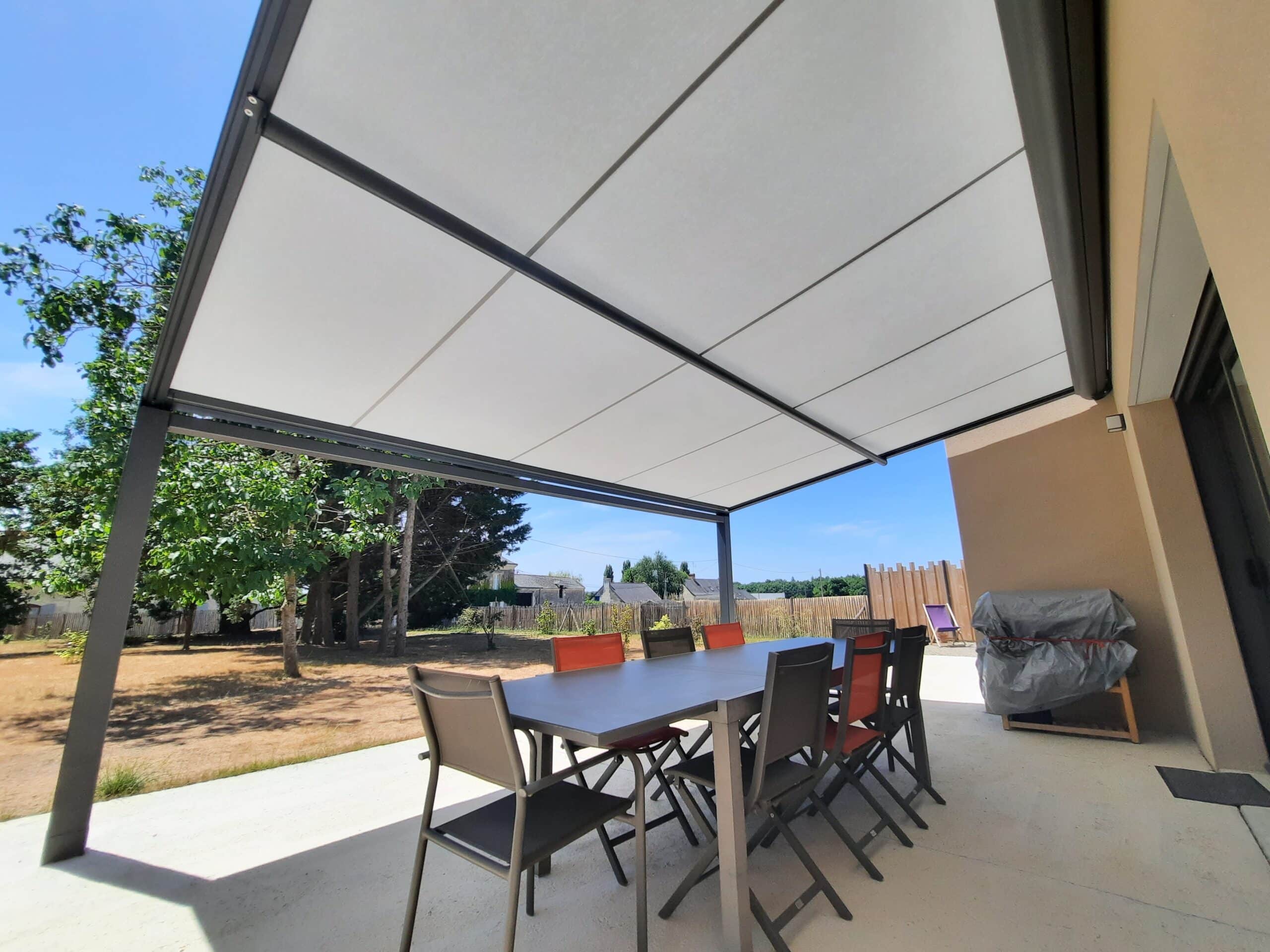 Toile tendue sur pergola à Brissac Quincé