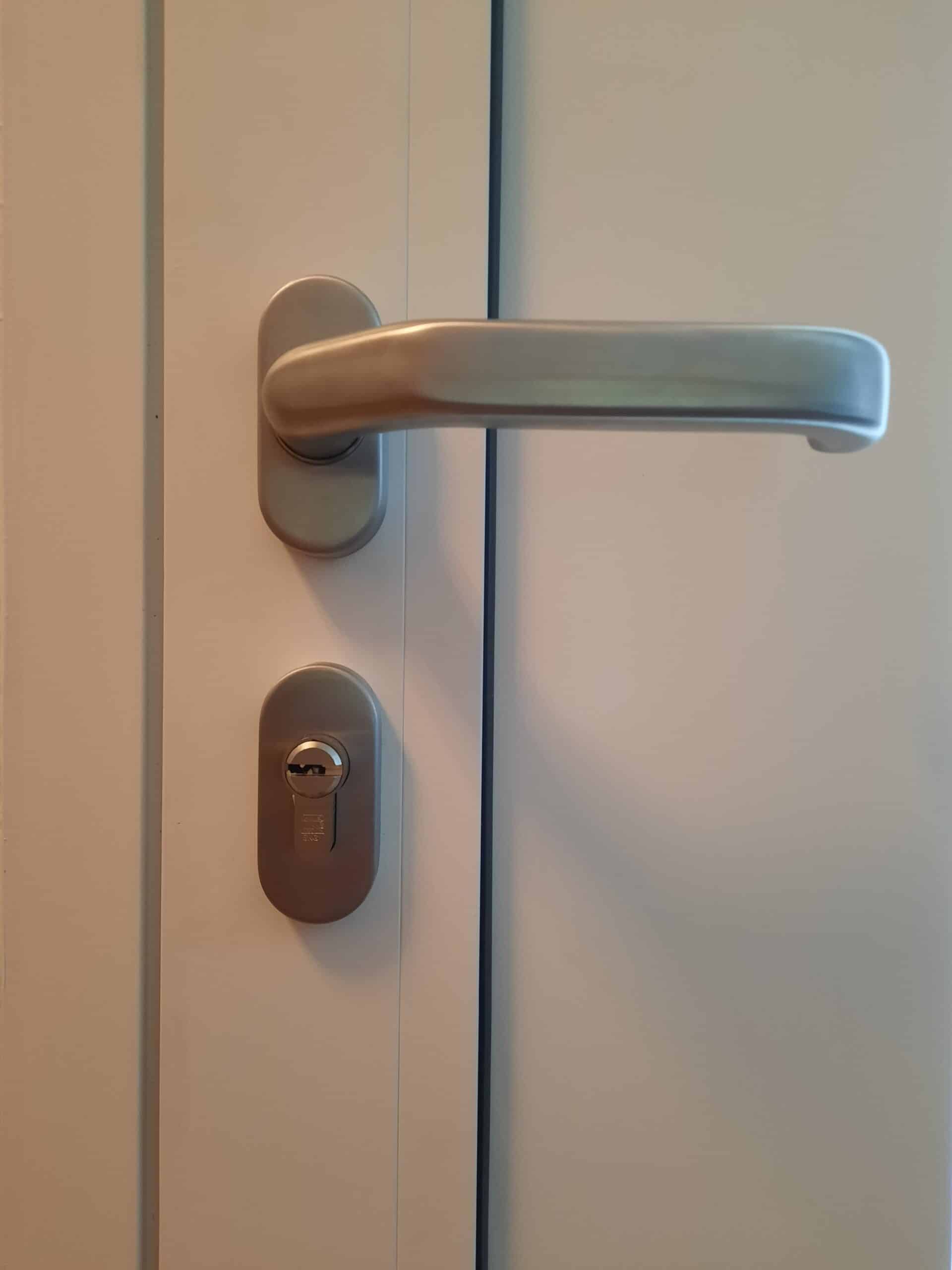Poignée automatique sur porte aluminium à Saint-Lambert-la-Potherie.