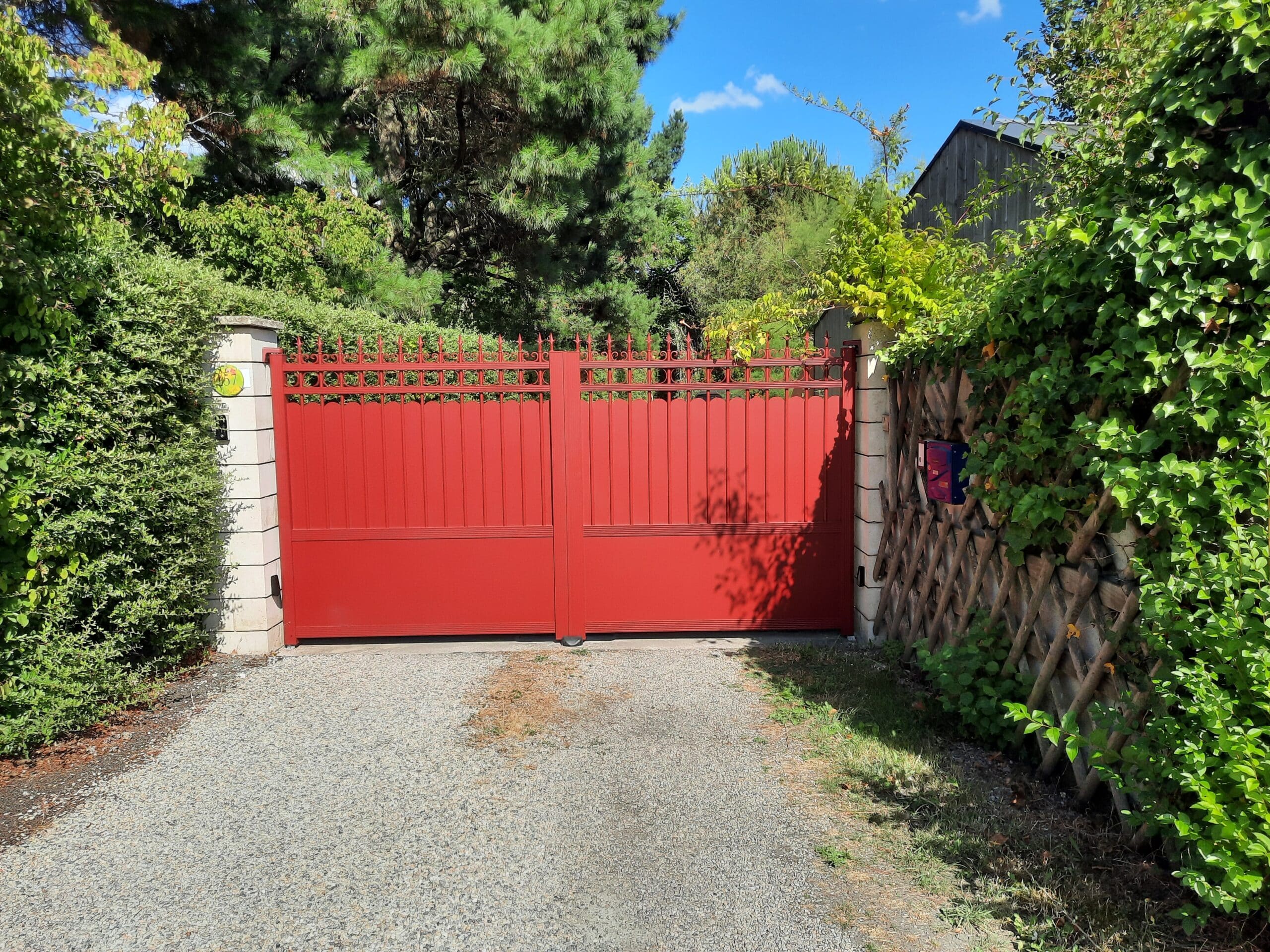Portail aluminium battant rouge fermé à Bouchemaine