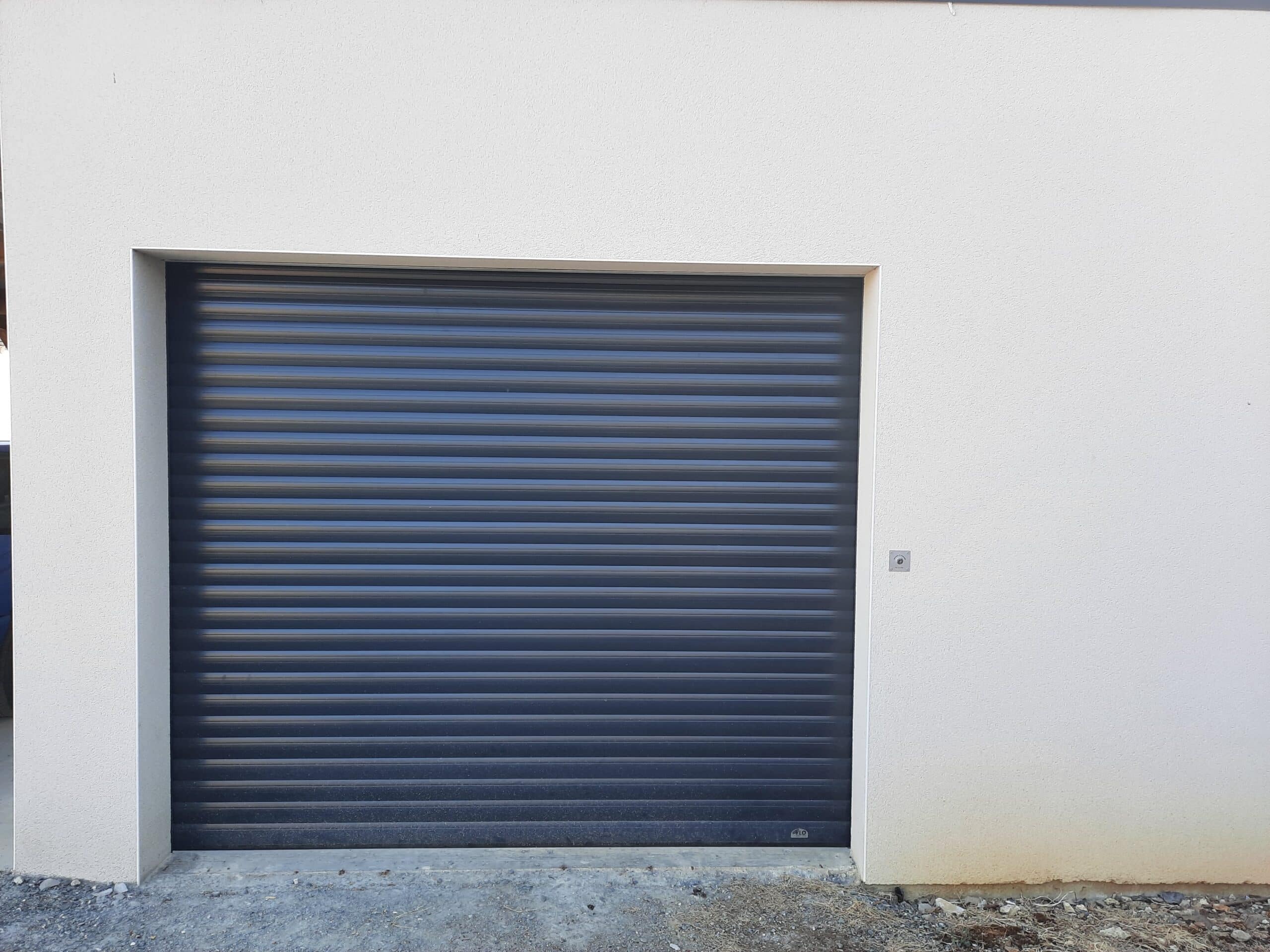 Porte de garage enroulable gris anthracite posée à Chalonnes-sur-Loire.