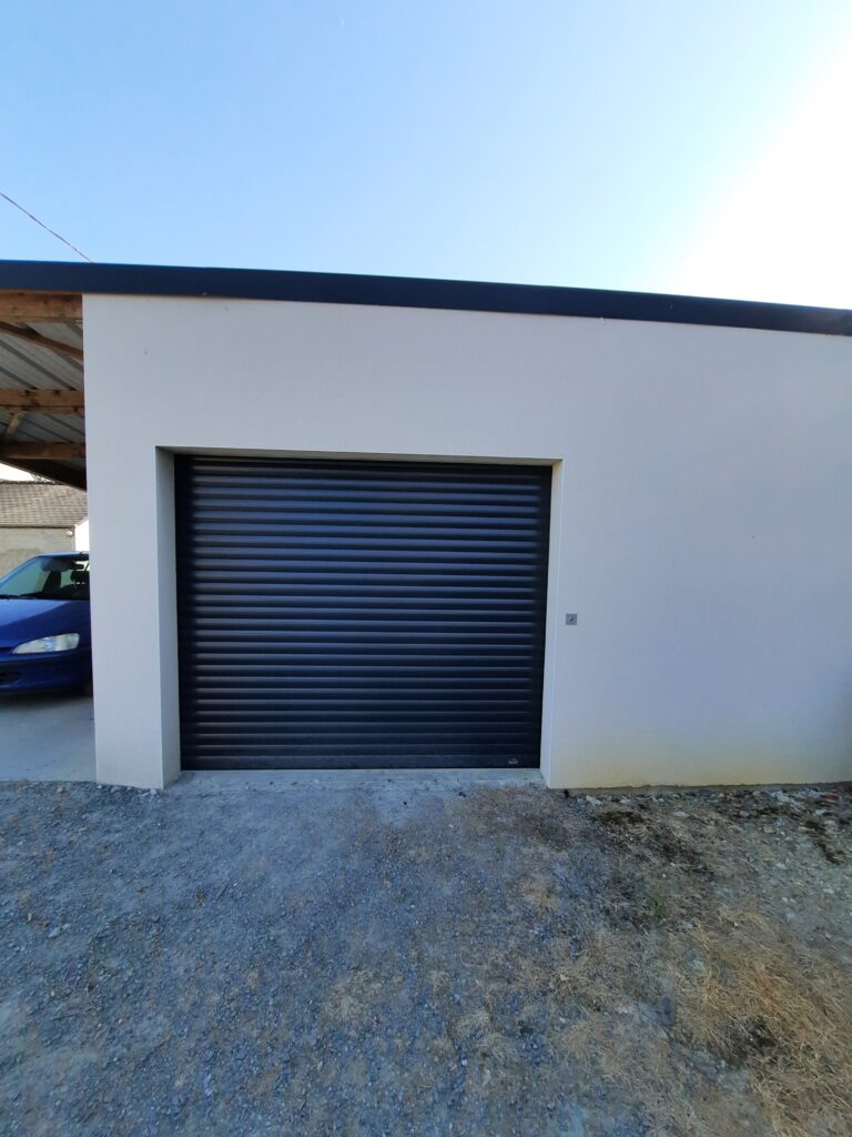Vue d’ensemble d’une porte de garage enroulable installée à Chalonnes-sur-Loire.