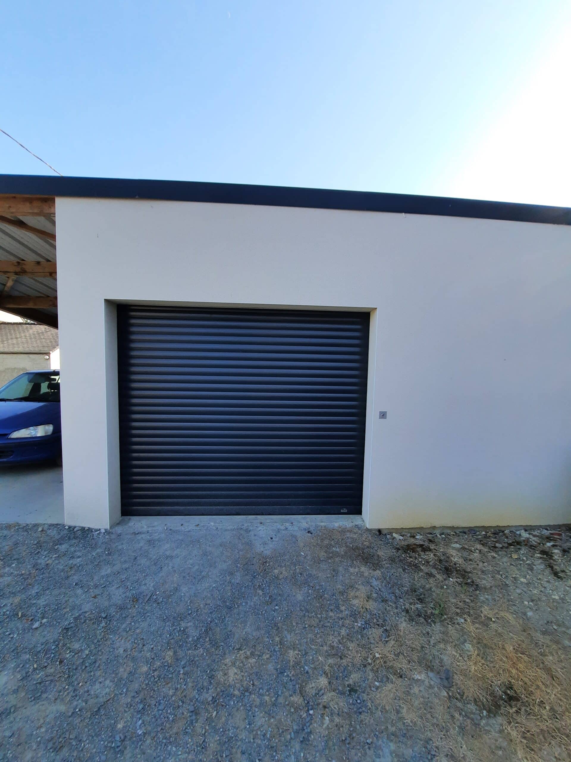 Vue d’ensemble d’une porte de garage enroulable installée à Chalonnes-sur-Loire.