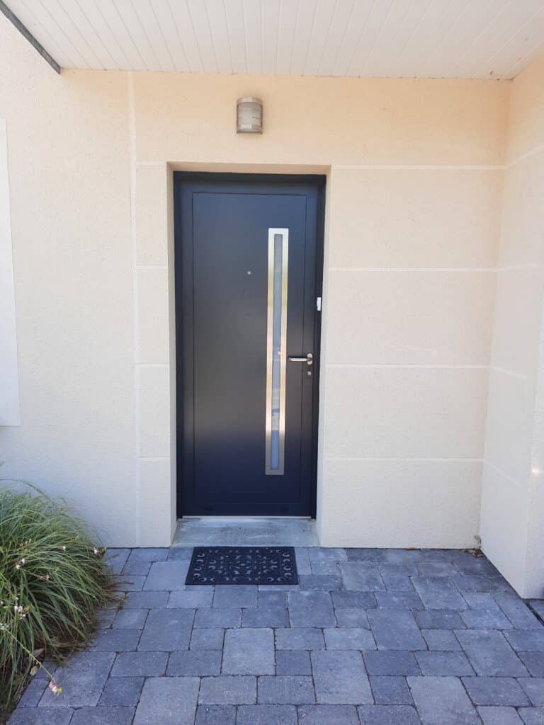 Porte d’entrée aluminium moderne à Saint-Lambert-la-Potherie, vue extérieure.