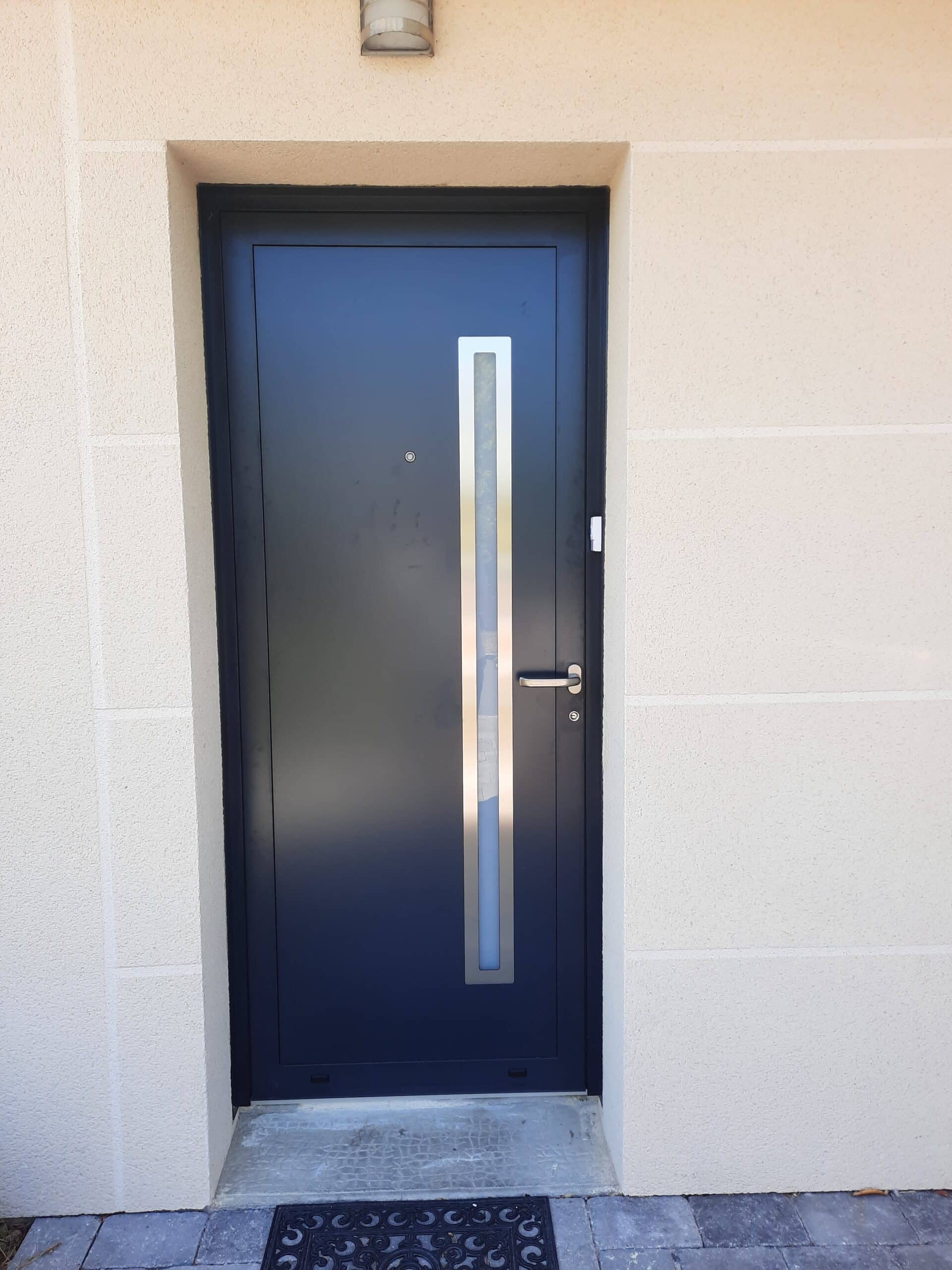 Porte d’entrée alu design à Saint-Lambert-la-Potherie, vue extérieure.