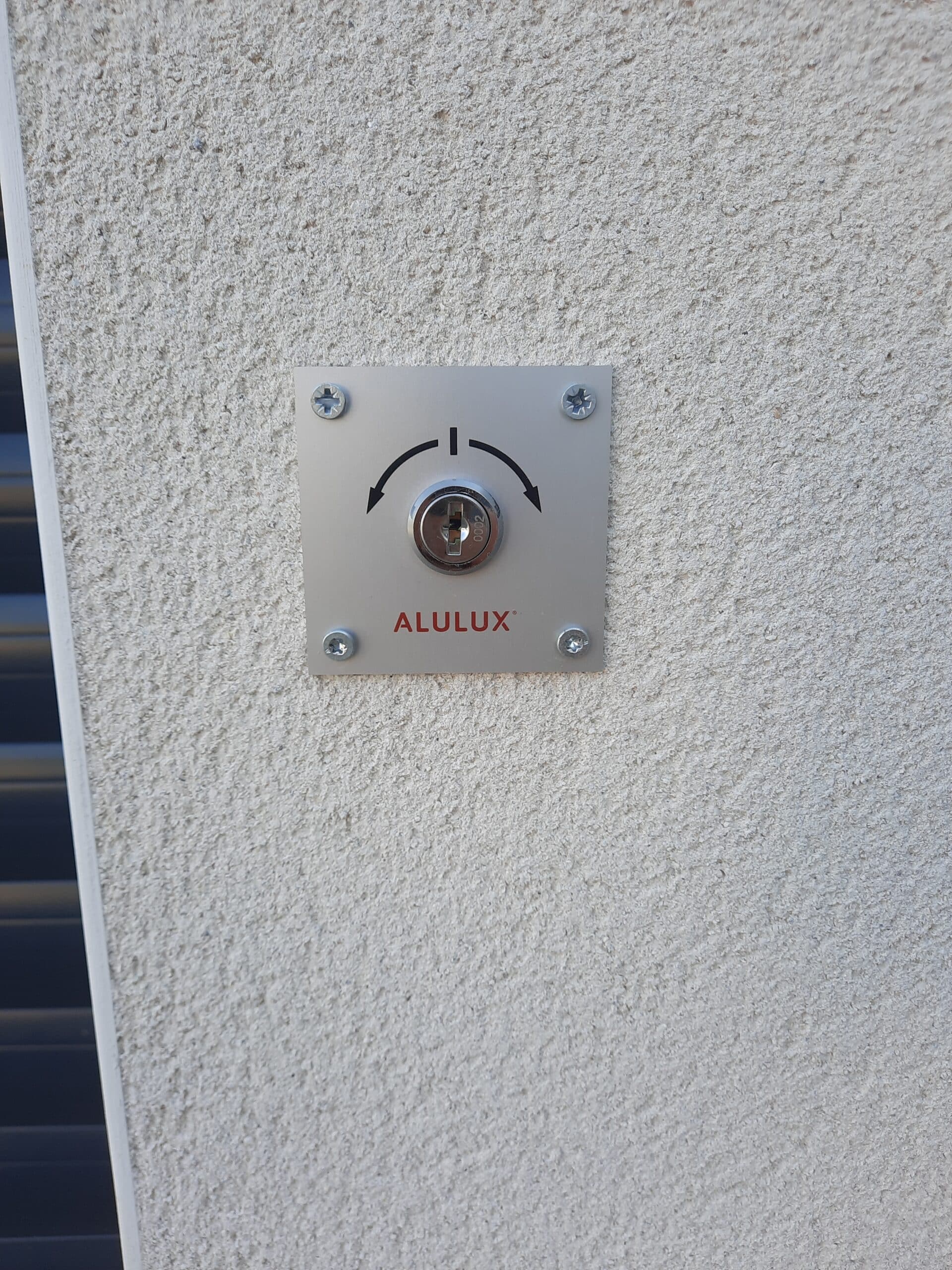 Système de déverrouillage extérieur pour porte de garage à Chalonnes-sur-Loire.