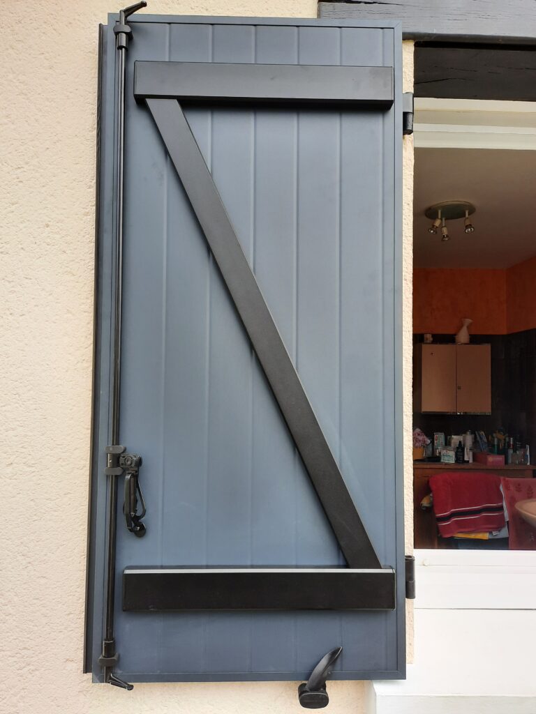 Volet aluminium à un vantail gris anthracite à Angers