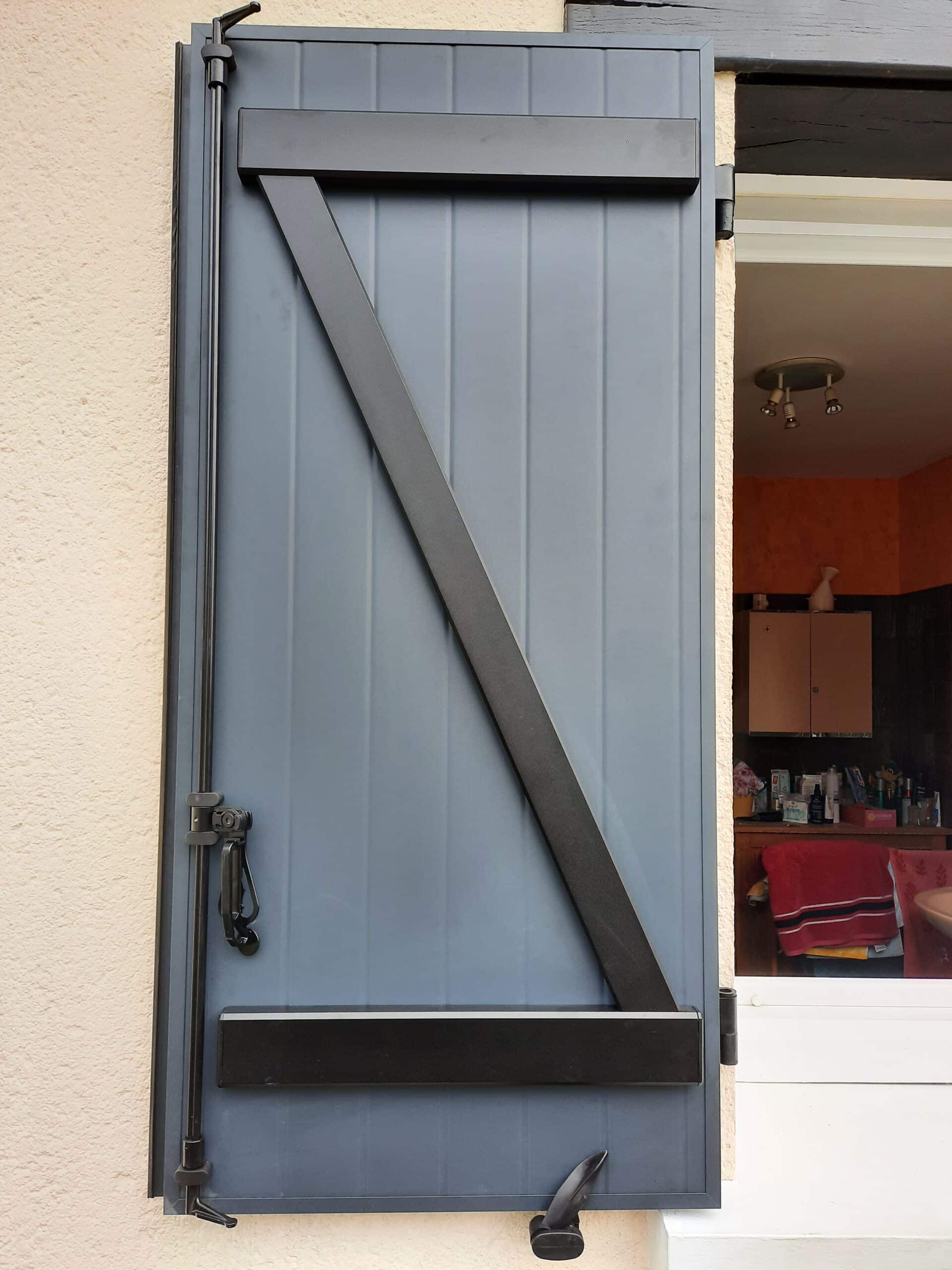 Volet aluminium à un vantail gris anthracite à Angers
