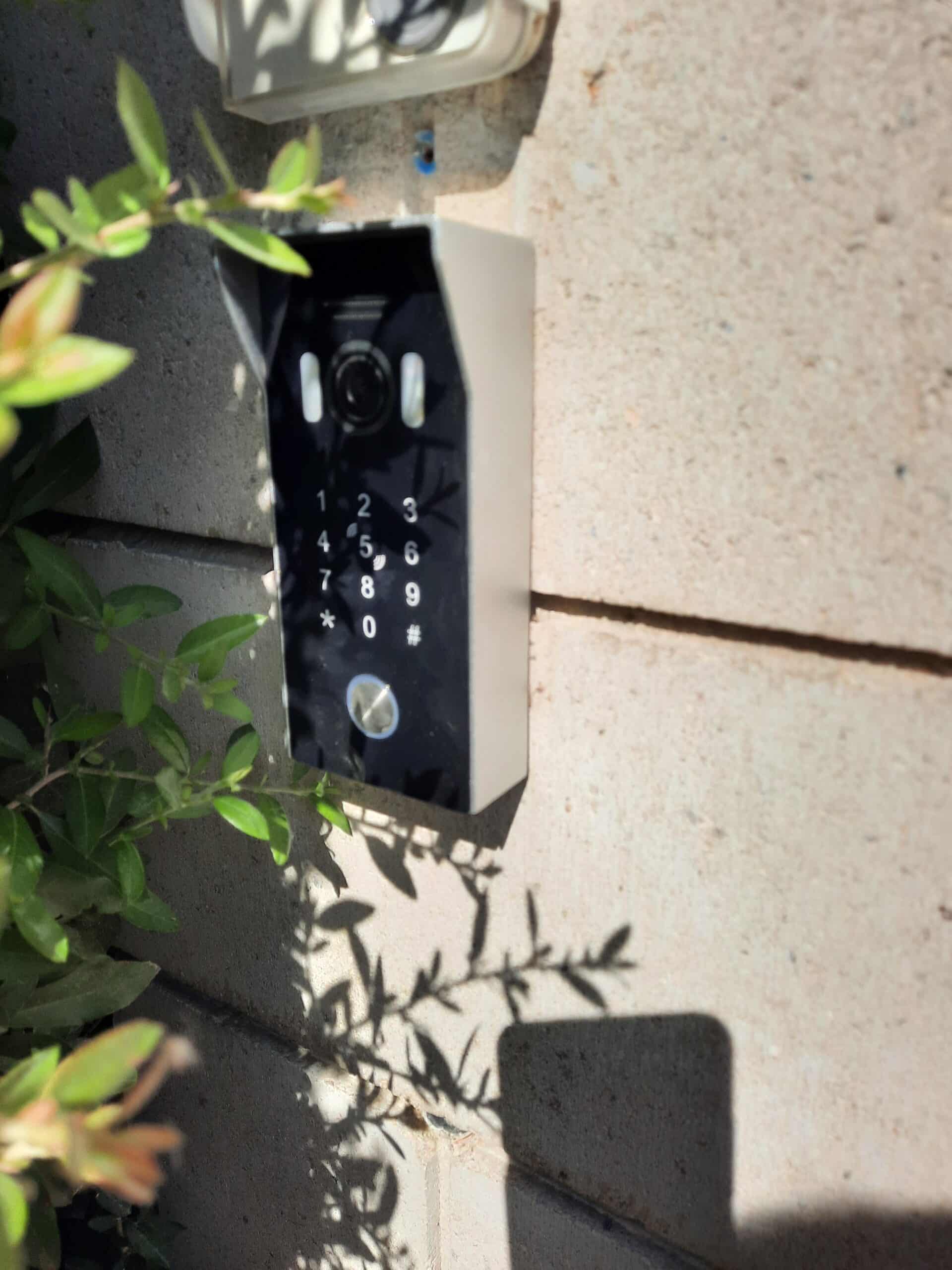 Visiophone sans fil sur pilier à Bouchemaine