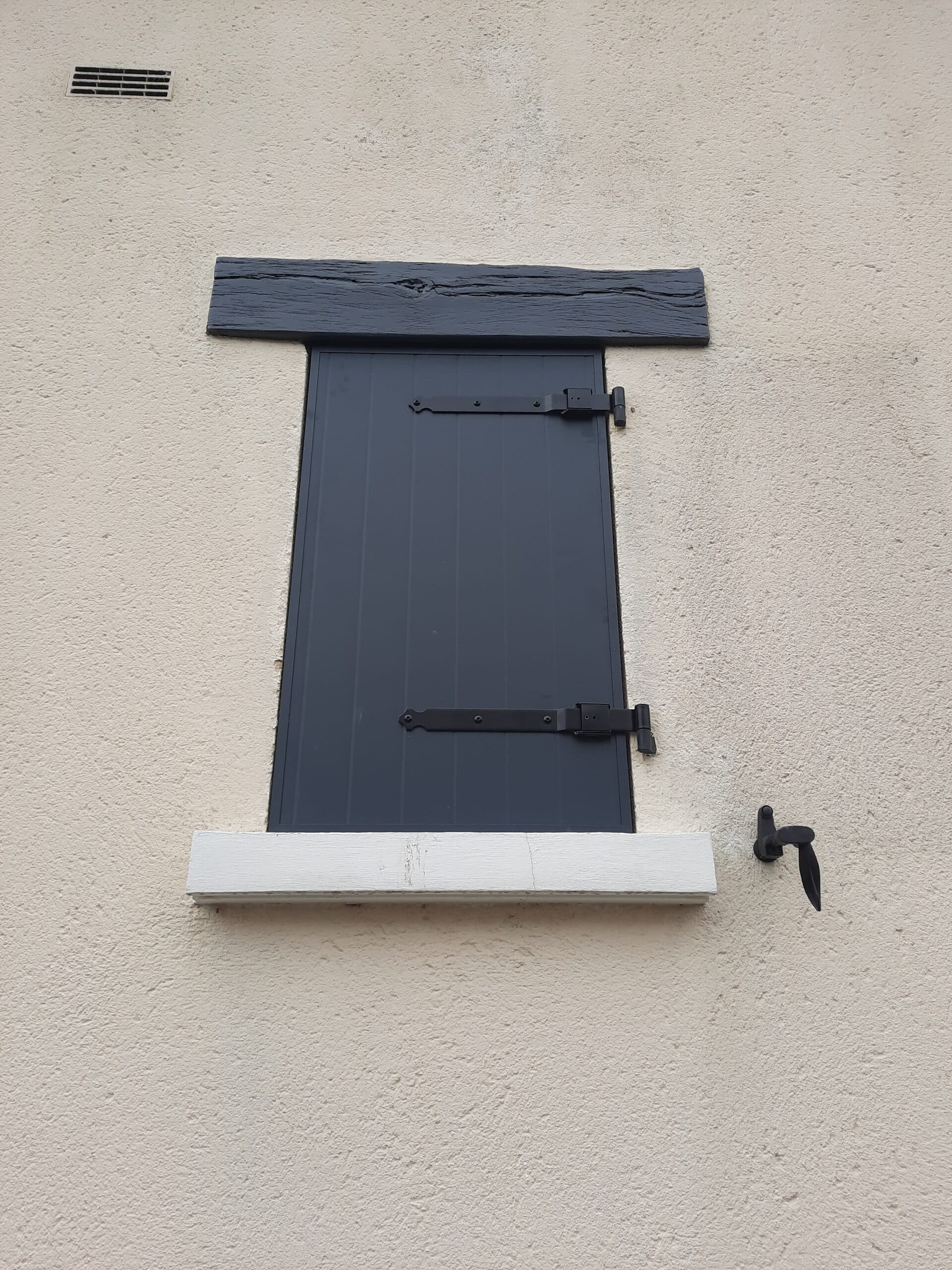 Volet aluminium gris anthracite avec accessoires noirs à Angers