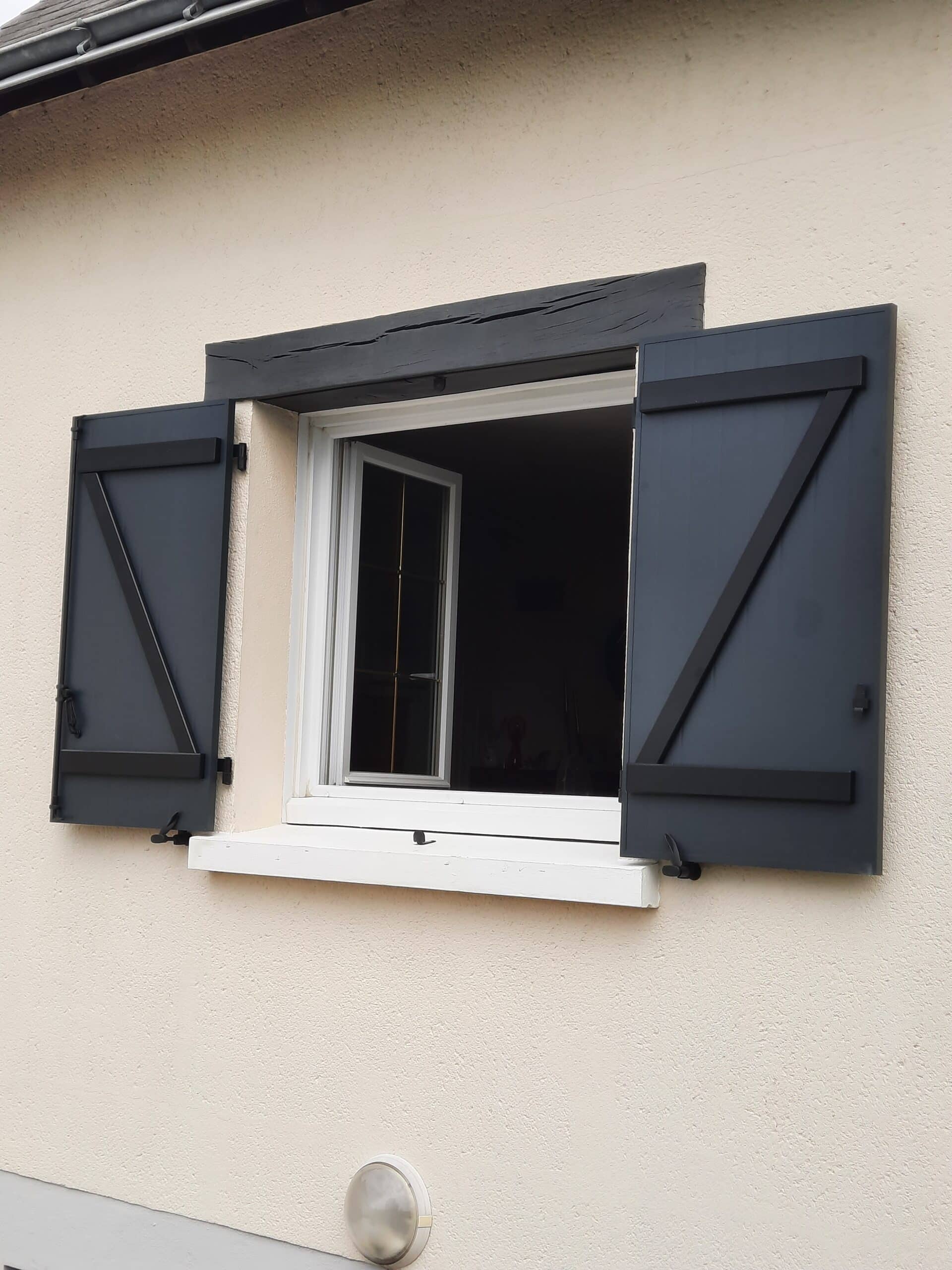Vue d’ensemble d’une maison équipée de volets battants aluminium à Angers