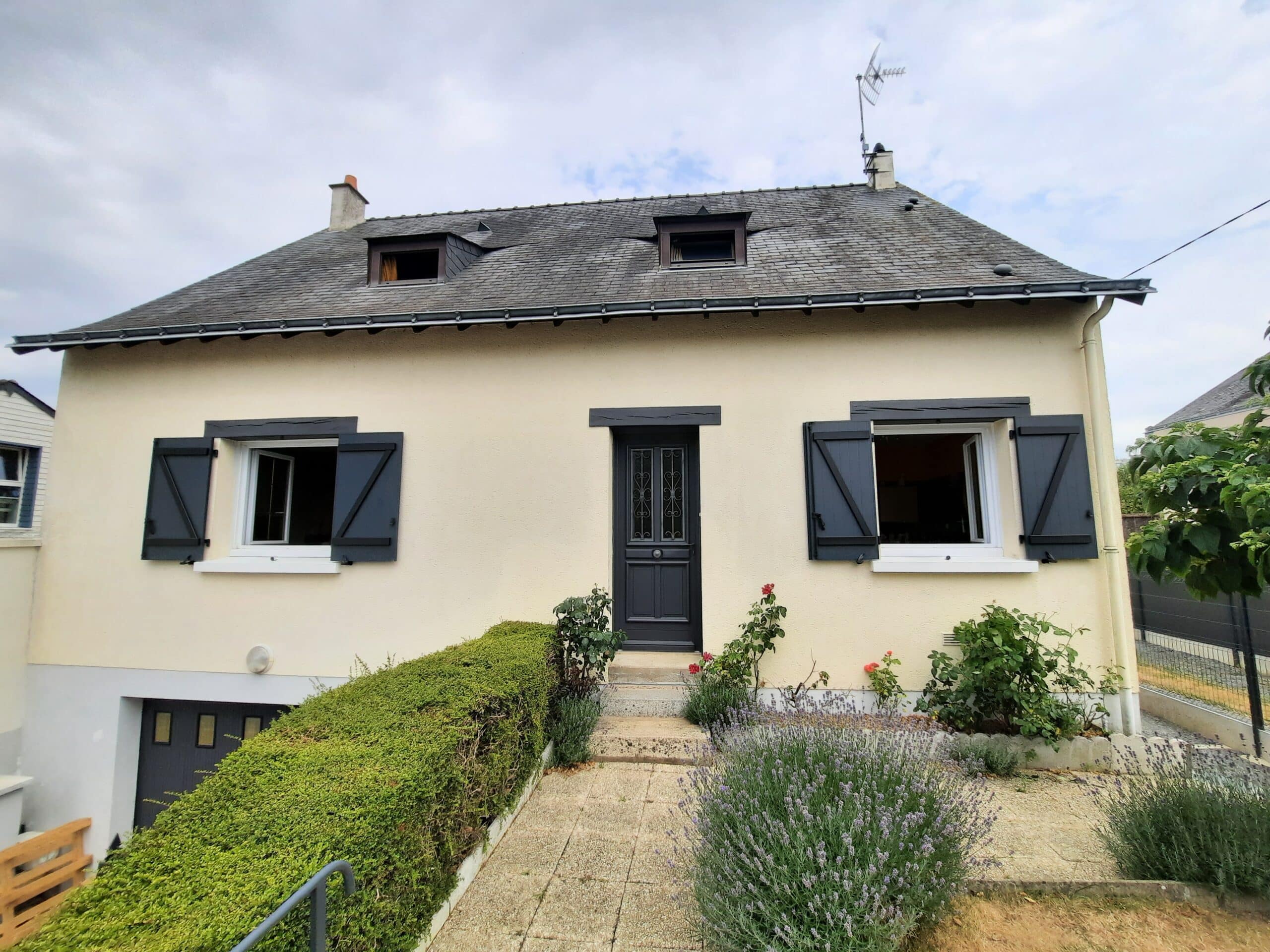 Façade complète avec volets battants aluminium gris à Angers