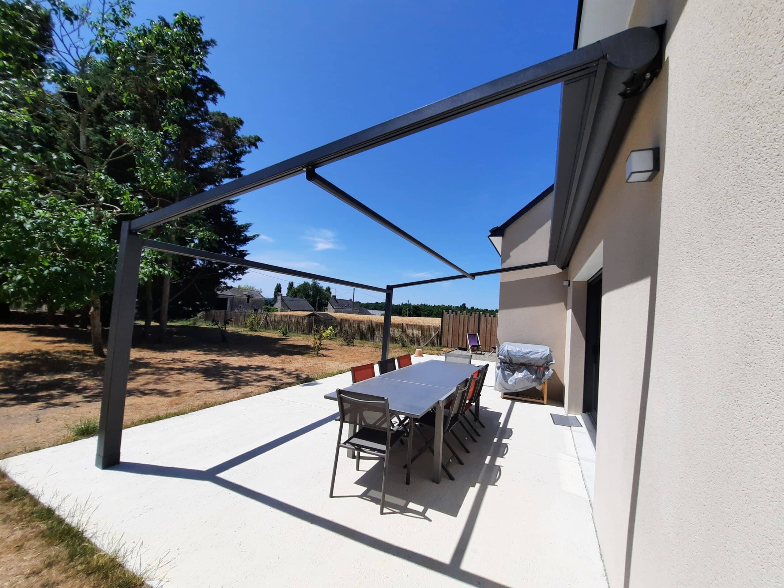 Pergola à toile zippée à Brissac près d'Angers vue ouverte